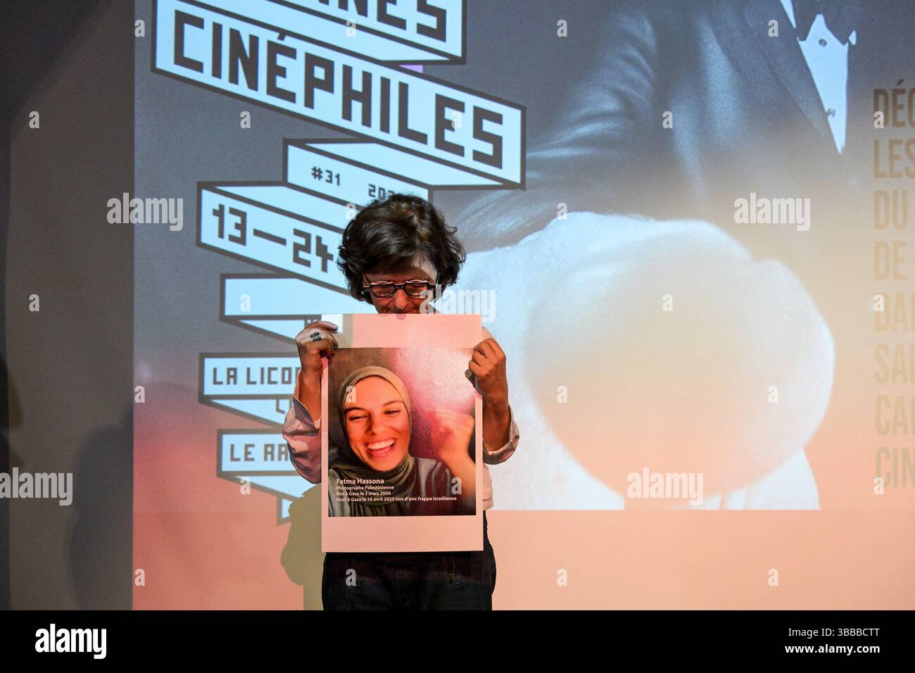 Cannes, France. 15 mai 2025. L’iranienne française Sepideh Farsi réagit avec une photo de la photographe palestinienne tuée Fatma Hassona, tuée dans une attaque israélienne contre sa maison, à la fin de la projection de son film « mettez votre âme sur votre main et marchez », dans le cadre de la compétition ACID, au 78e Festival de Cannes, en France, le 15 mai 2025. Photo de Ammar Abd Rabbo/ABACAPRESS.COM crédit : Abaca Press/Alamy Live News Banque D'Images