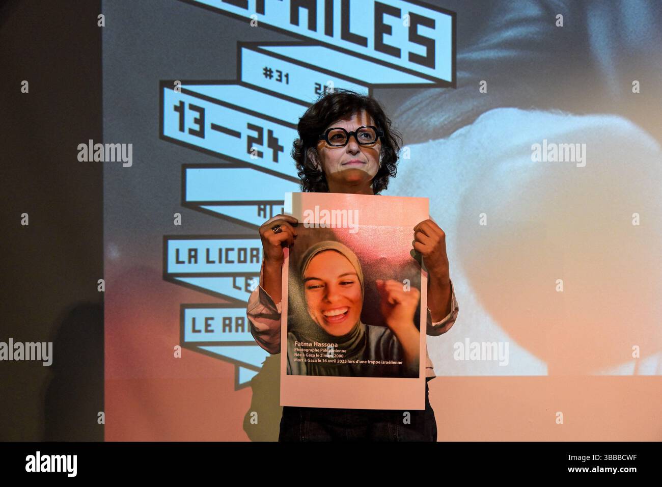 Cannes, France. 15 mai 2025. L’iranienne française Sepideh Farsi réagit avec une photo de la photographe palestinienne tuée Fatma Hassona, tuée dans une attaque israélienne contre sa maison, à la fin de la projection de son film « mettez votre âme sur votre main et marchez », dans le cadre de la compétition ACID, au 78e Festival de Cannes, en France, le 15 mai 2025. Photo de Ammar Abd Rabbo/ABACAPRESS.COM crédit : Abaca Press/Alamy Live News Banque D'Images