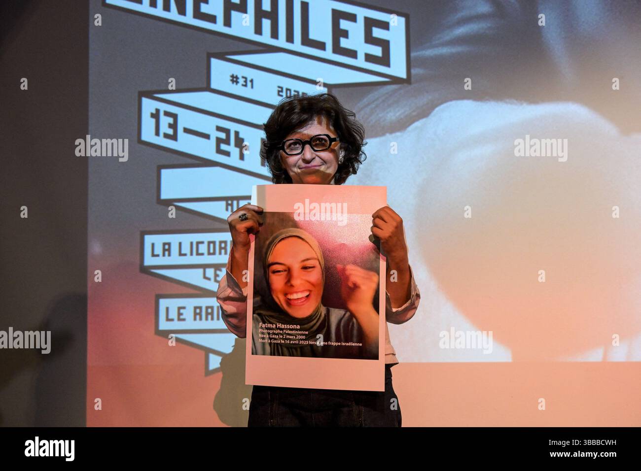 Cannes, France. 15 mai 2025. L’iranienne française Sepideh Farsi réagit avec une photo de la photographe palestinienne tuée Fatma Hassona, tuée dans une attaque israélienne contre sa maison, à la fin de la projection de son film « mettez votre âme sur votre main et marchez », dans le cadre de la compétition ACID, au 78e Festival de Cannes, en France, le 15 mai 2025. Photo de Ammar Abd Rabbo/ABACAPRESS.COM crédit : Abaca Press/Alamy Live News Banque D'Images