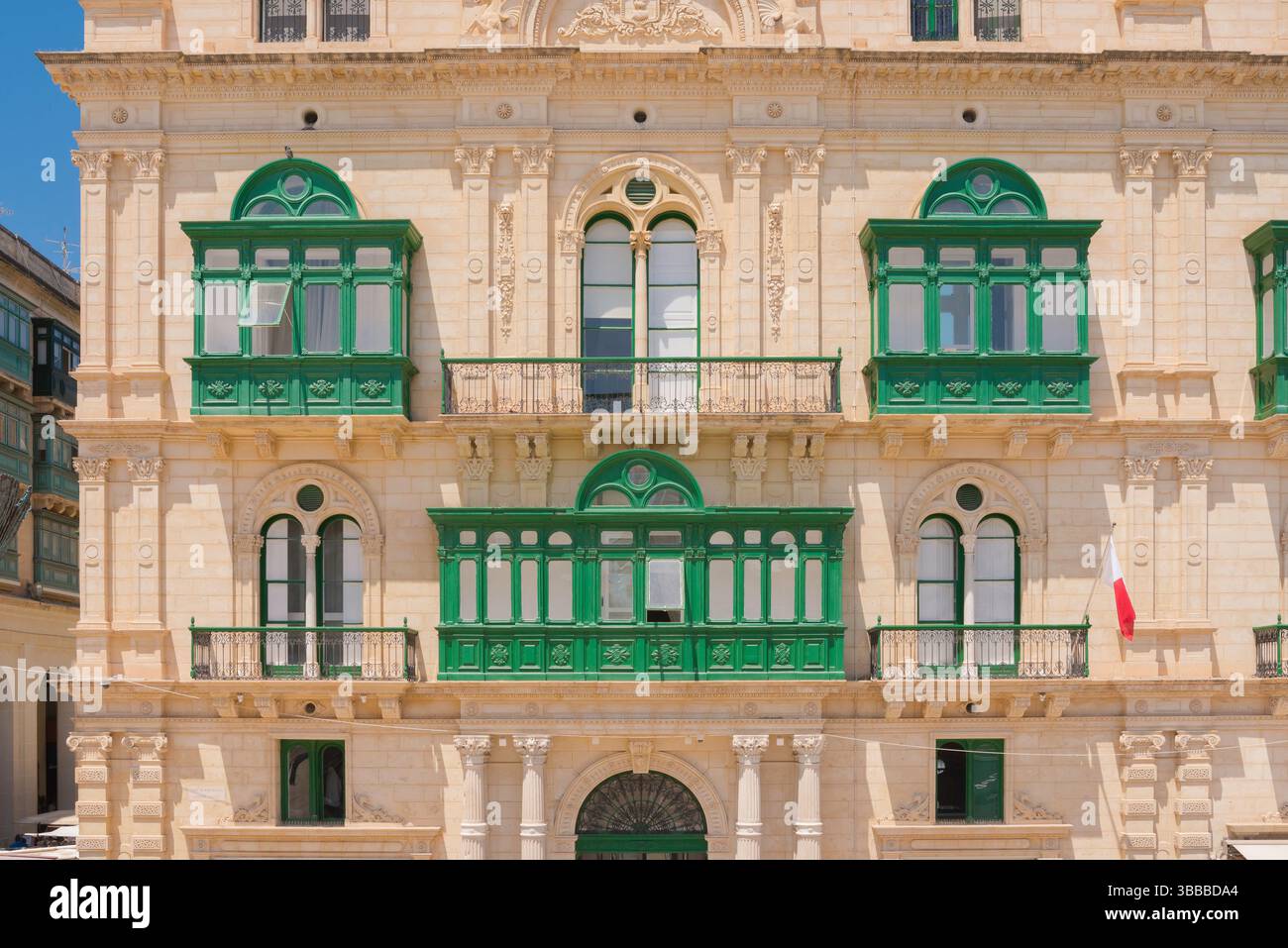 Palazzo Ferreria Valletta, vue sur les balcons verts distinctifs fermés du Palazzo Ferreria situé dans le centre historique de la Valette, Malte. Banque D'Images