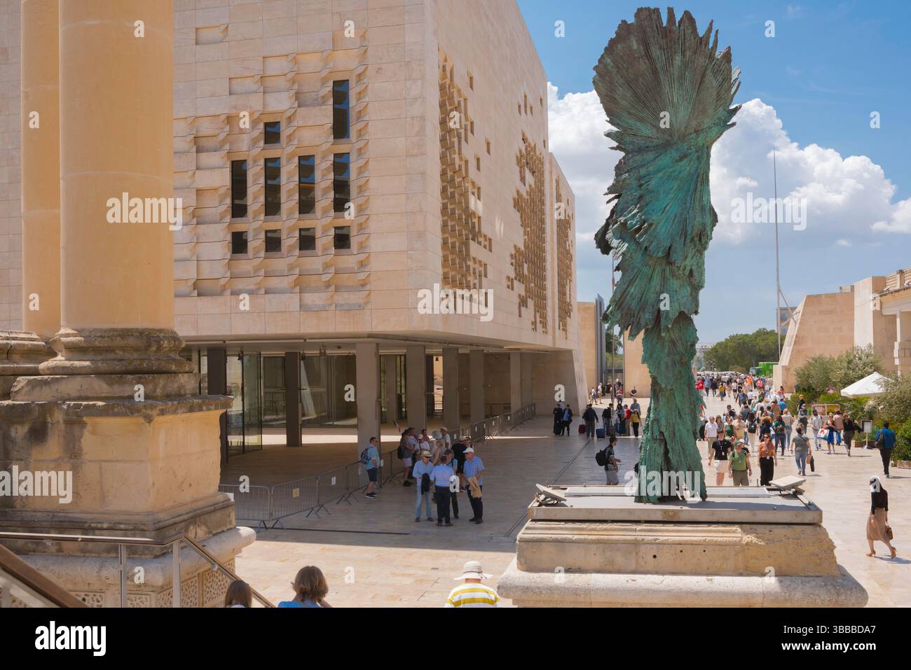 Republic Street Valletta, vue sud le long de Triq ir Repubblika montrant le nouveau bâtiment du Parlement (au centre) et la statue de la déesse des palmiers (à droite), Malte Banque D'Images