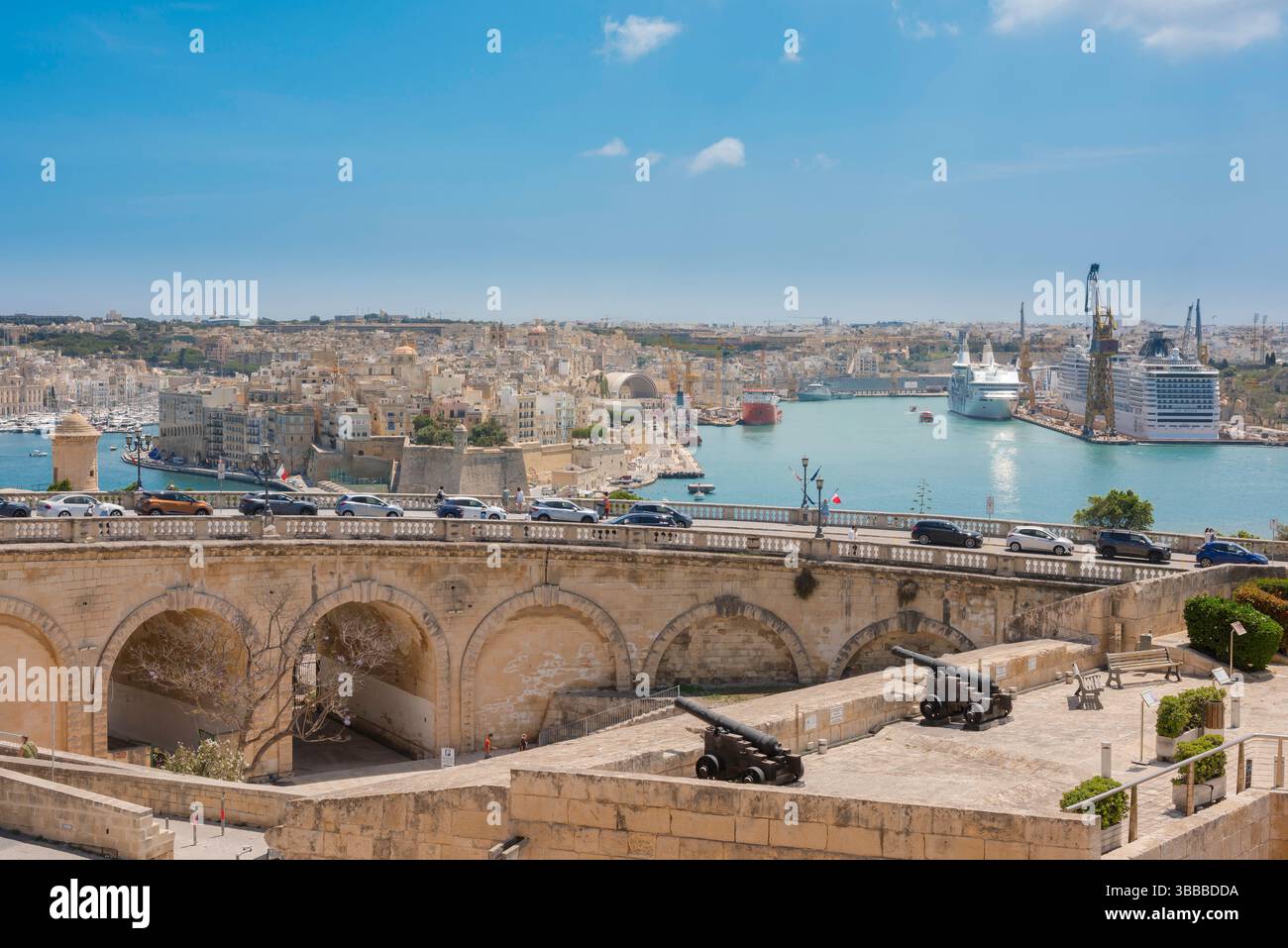 Port de la Valette, vue sur le Grand Port séparant les villes de la Valette (murs du port au premier plan) et Vittoriosa (montrant Fort St Angelo) Banque D'Images