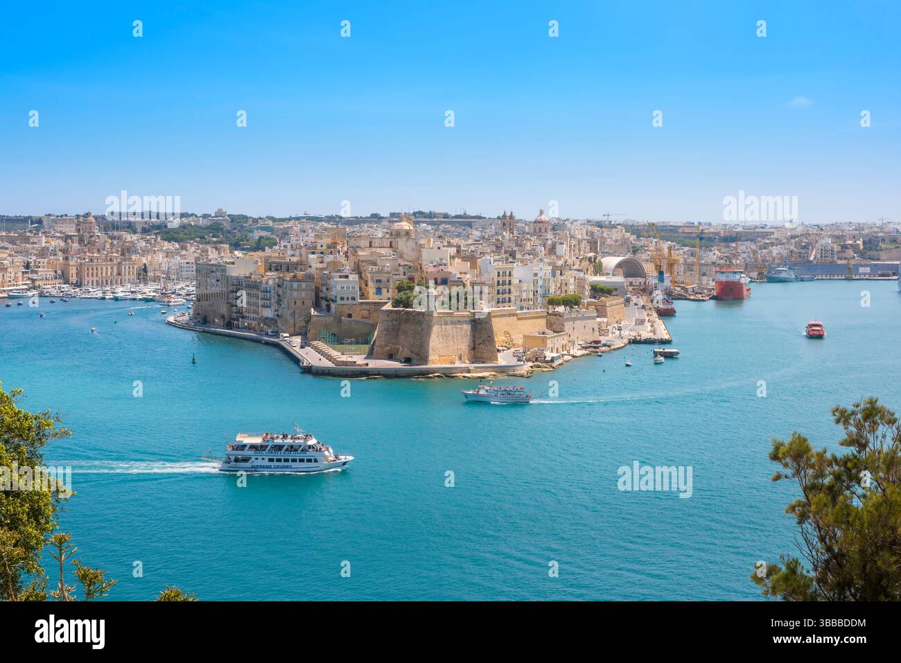 Port de la Valette, vue en été sur le Grand Port séparant les villes maltaises de la Valette et Vittoriosa, Malte Banque D'Images