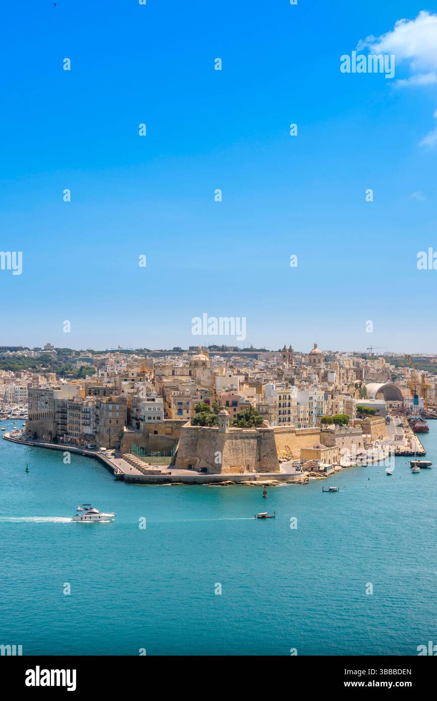 Port de la Valette, vue en été sur le Grand Port séparant les villes maltaises de la Valette et Vittoriosa, Malte Banque D'Images