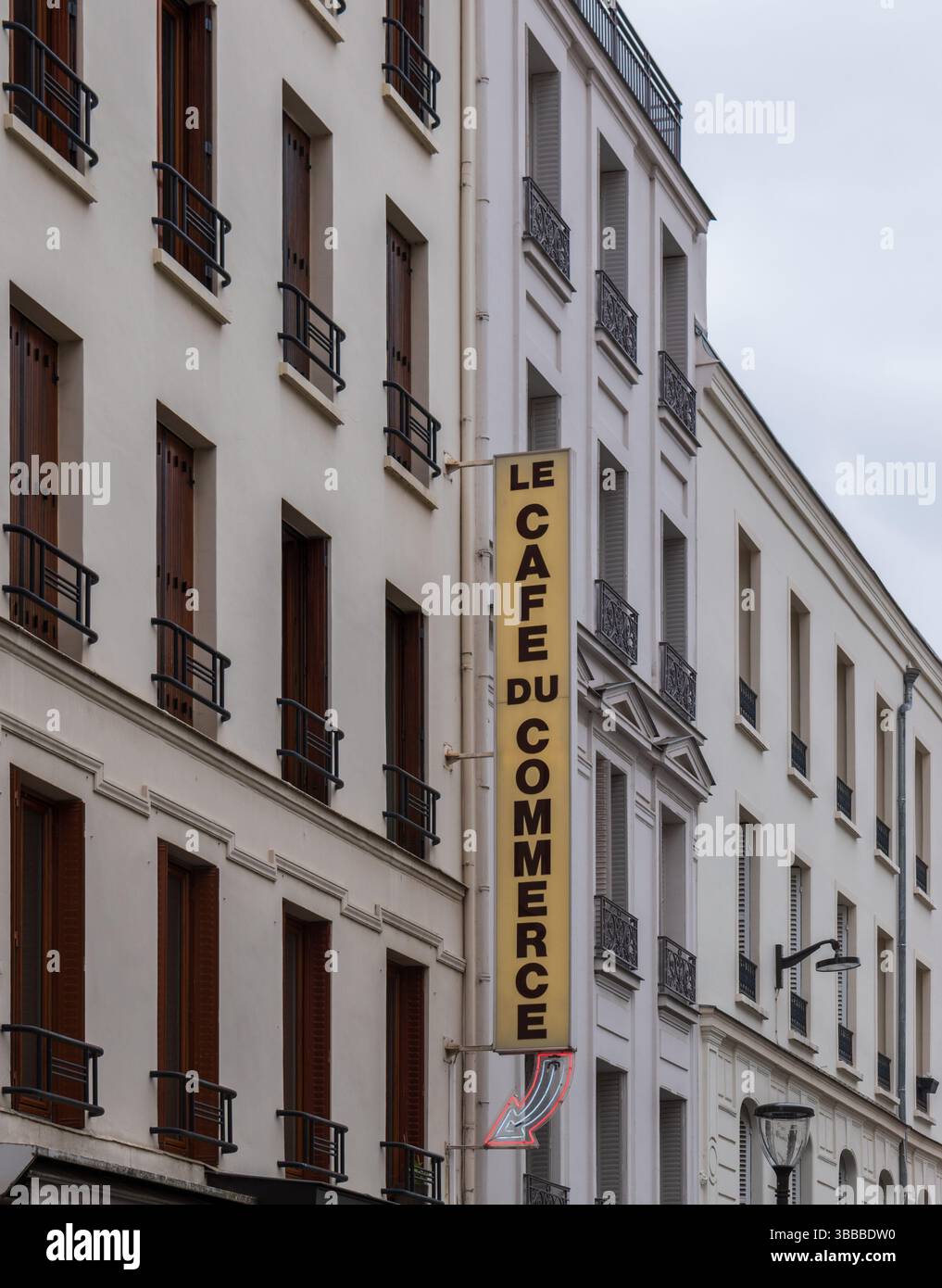 Paris, France - 05 15 2025 : le Café du commerce, un restaurant historique dans la tradition des bouillons parisiens Banque D'Images