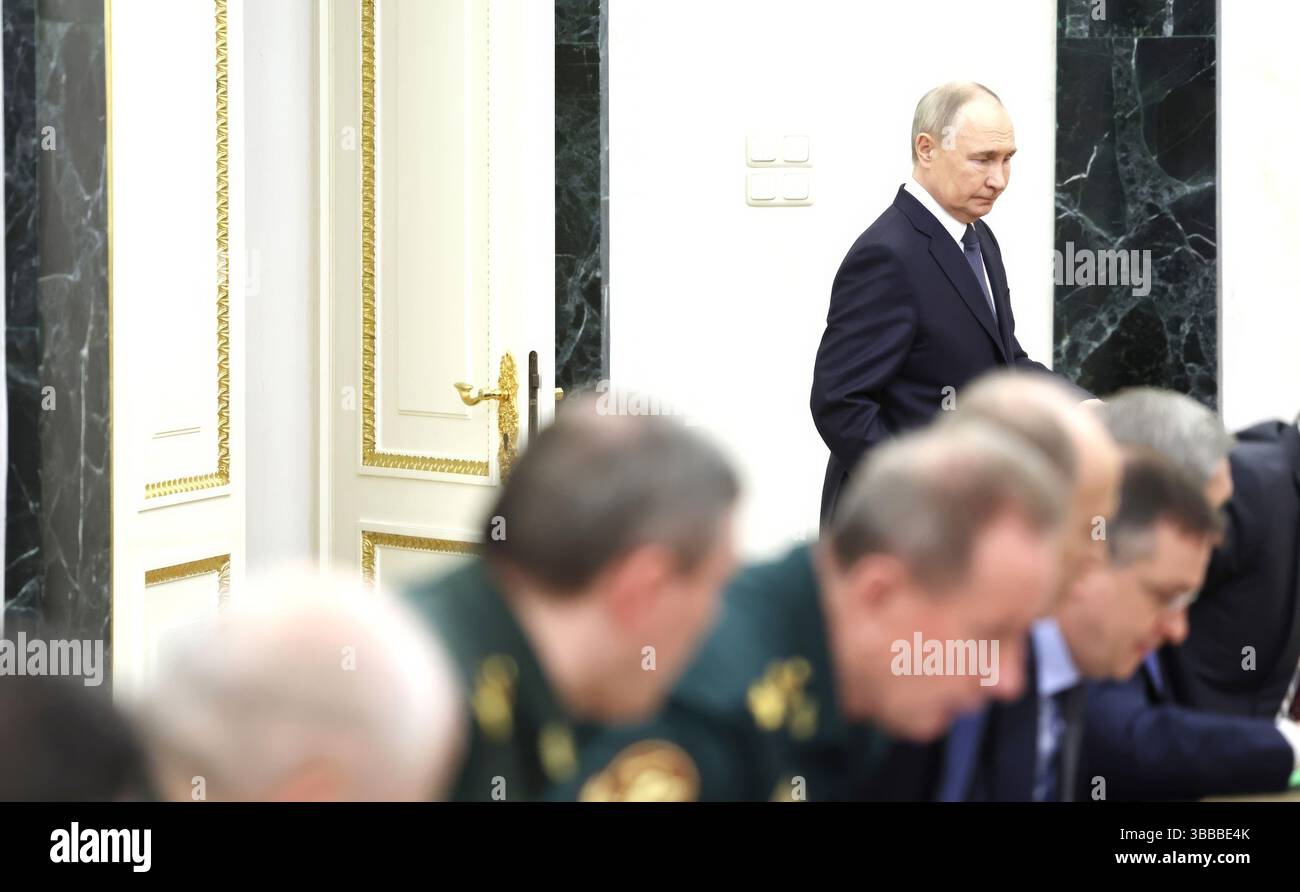 Moscou, Russie. 15 mai 2025. Le président russe Vladimir Poutine, arrive pour une réunion sur les prochaines négociations russo-ukrainiennes qui se tiendra à Istanbul au Kremlin, le 15 mai 2025 à Moscou, en Russie. Le président ukrainien Volodymyr Zelenskyy se présentera aux pourparlers en personne, mais Poutine envoie une délégation de bas niveau pour y assister. Crédit : Alexander Kazakov/Kremlin Pool/Alamy Live News Banque D'Images