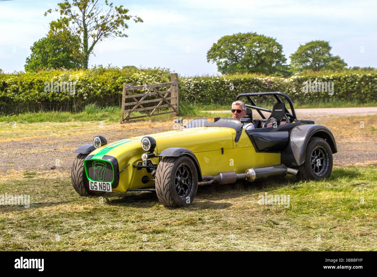 2002 Yellow Caterham 7 Petrol 1796 cc ; 2025 Wheels Up North, événement de culture automobile, classique modifié, événement de voiture de sport et de supercar, Longridge, Angleterre, Royaume-Uni Banque D'Images