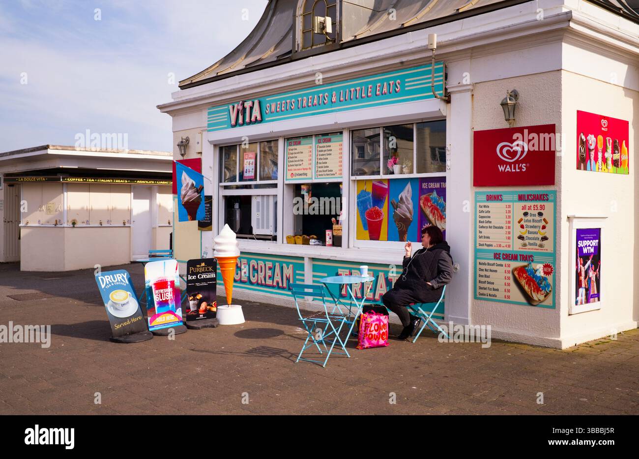 Vita bonbons gâteries et petits repas sur le front de mer de Worthing Banque D'Images