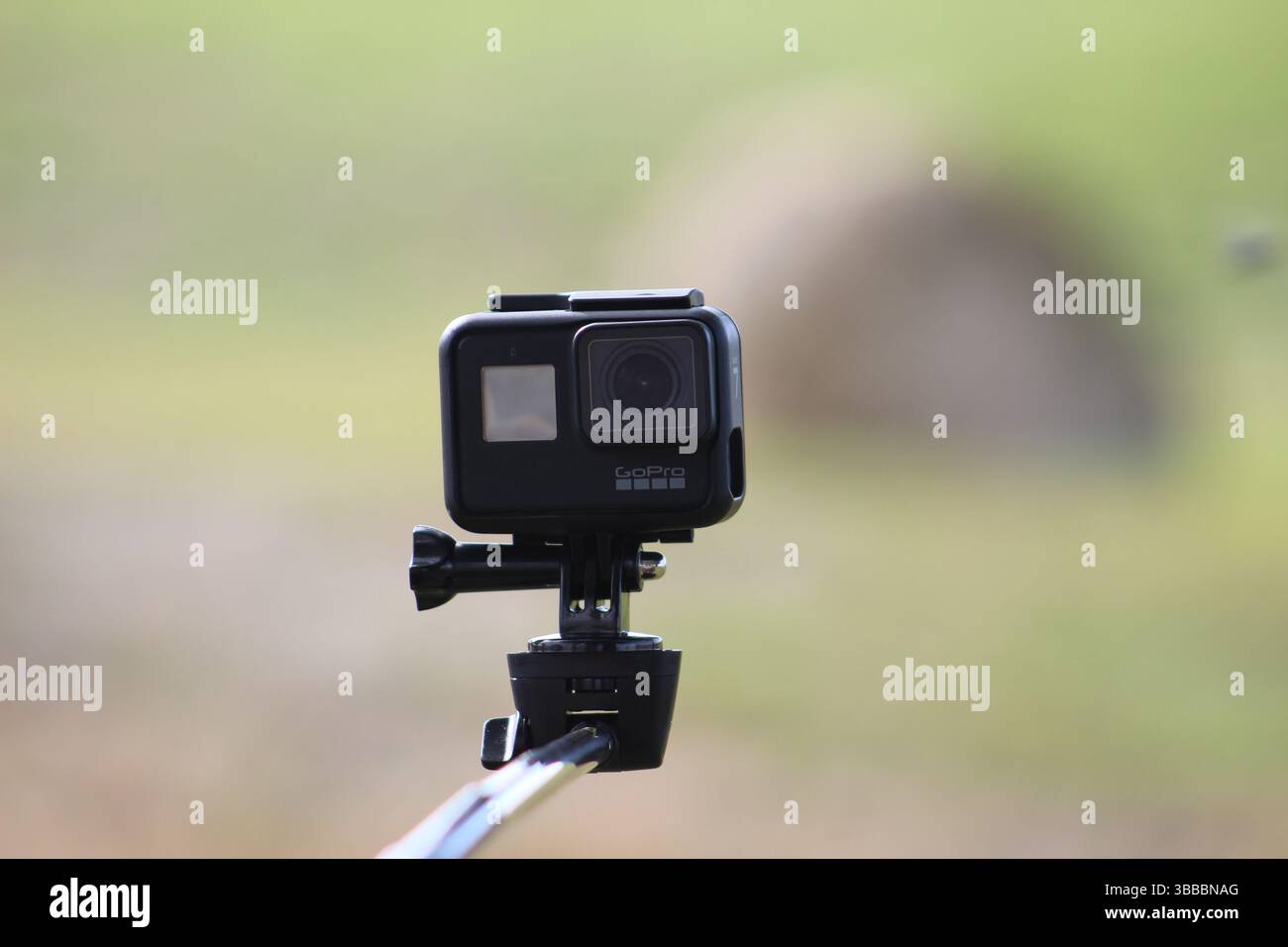 Une caméra GoPro montée et prête à capturer des aventures riches en adrénaline avec des détails époustouflants. Banque D'Images Une caméra GoPro montée et prête à capturer des aventures riches en adrénaline avec des détails époustouflants. Banque D'Images