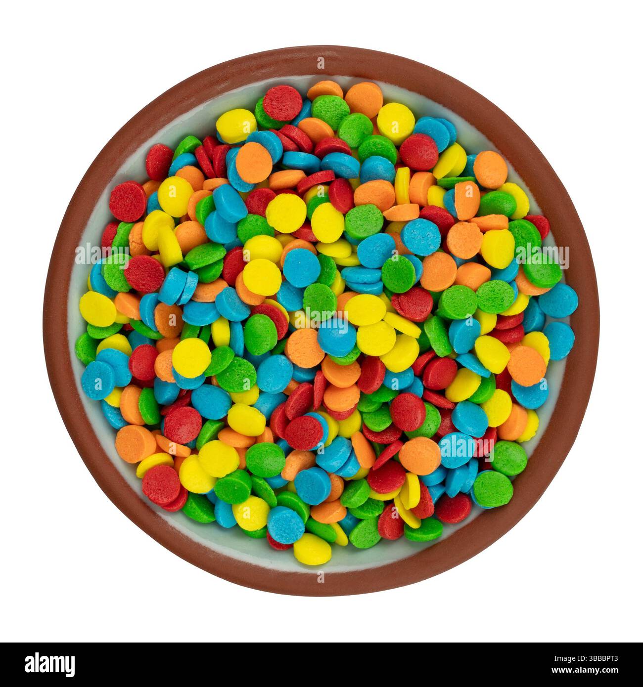 Vue de dessus de gâteau rond coloré saupoudrer dans un petit bol sur un fond blanc. Banque D'Images