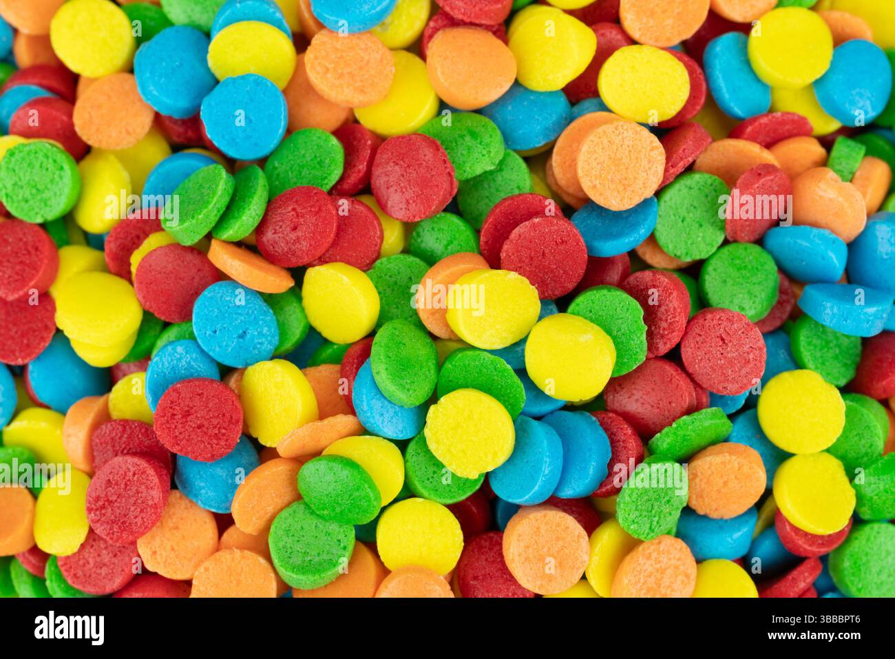 Vue très rapprochée des saupoudrons de gâteau rond coloré. Banque D'Images