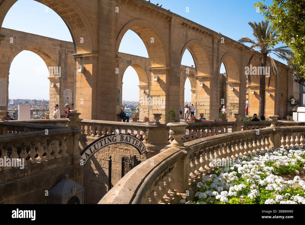 Upper Barrakka Gardens Valletta, vue sur le grand point de vue à colonnades (Mirador New Huevones) situé dans les Upper Barrakka Gardens à la Valette, Malte Banque D'Images
