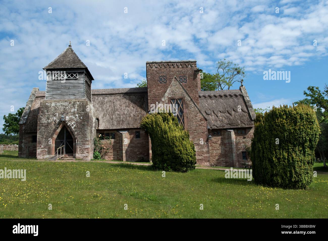Église All Saints, Brockhampton, Hereford. Une église Arts and Crafts, en partie chaume. Herefordshire, Angleterre 2025 Royaume-Uni 2020s HOMER SYKES Banque D'Images