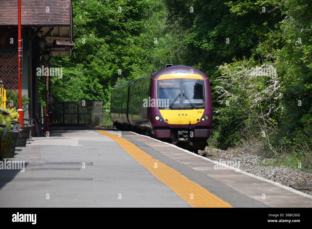 East Midlands Railway Class 170 DMU 170514 roule jusqu'à Matlock Bath Station avec le service 2A25 la 12 :14 Matlock à Nottingham Banque D'Images