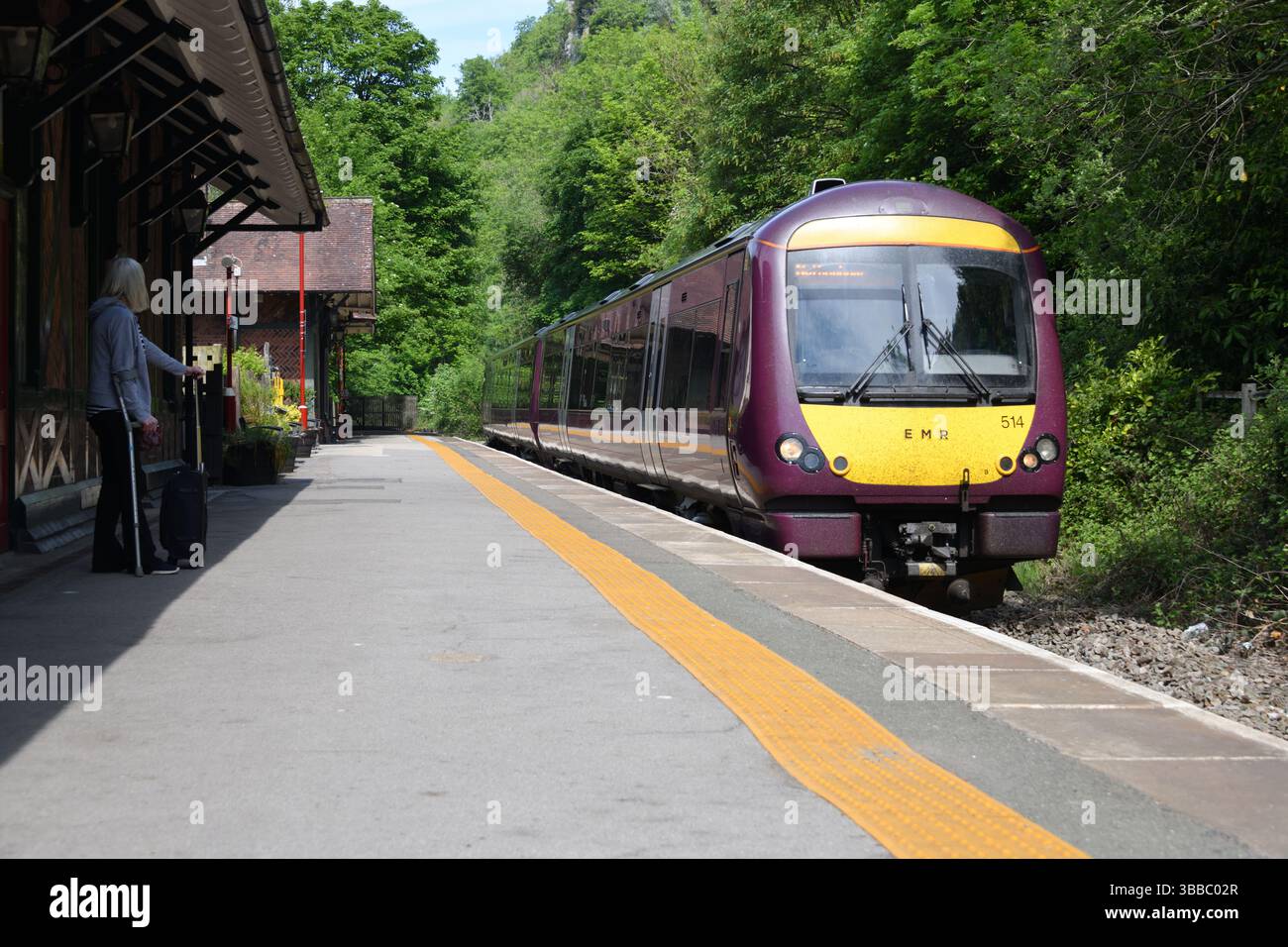 Un seul passager attend alors que l'East Midlands Railway Class 170 DMU 170514 arrive à Matlock Bath avec 2A25 le service 12 :14 Matlock à Nottingham. Banque D'Images