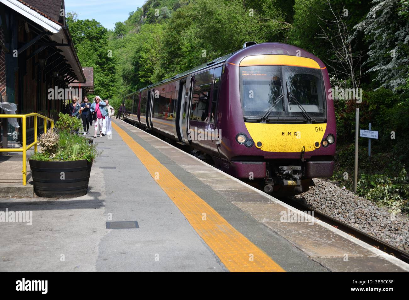 Les passagers descendent d'un East Midlands Railway Class 170 DMU 170514 à Matlock Bath en service 2A25 sur le service 12 :14 Matlock à Nottingham. Banque D'Images