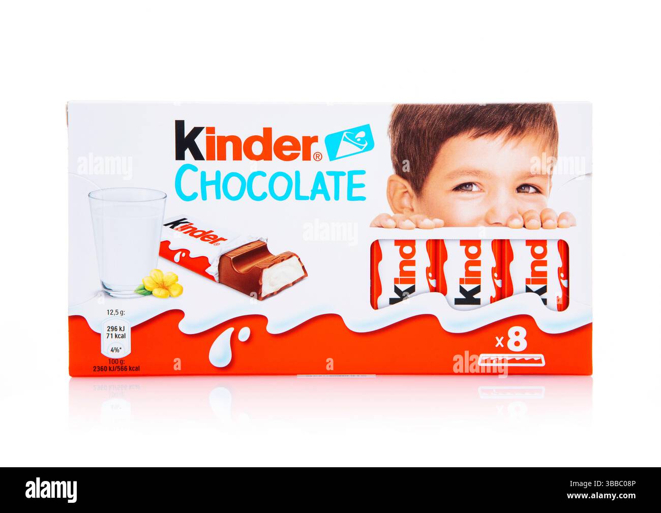 LONDRES, Royaume-Uni - 23 DÉCEMBRE 2024 : boîte de barre de chocolat Kinder original avec remplissage de lait sur blanc. Banque D'Images