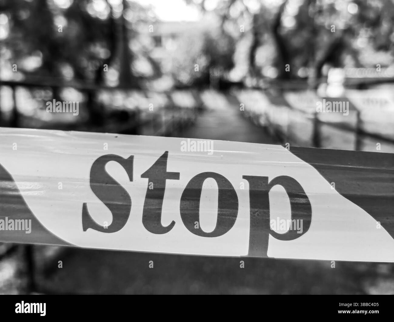 STOP – Effacer le message sur une allée floue du pont. Teintes monochromes. Banque D'Images