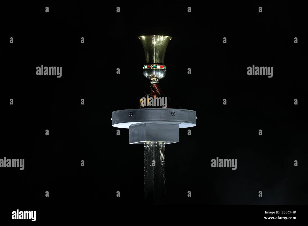 Trophée Coupe d'Italie ; lors du match final de Coupe d'Italie entre Milan 0-1 Bologne au stade Olympique le 14 mai 2025 à Rome, Italie. Banque D'Images Trophée Coupe d'Italie ; lors du match final de Coupe d'Italie entre Milan 0-1 Bologne au stade Olympique le 14 mai 2025 à Rome, Italie. Banque D'Images