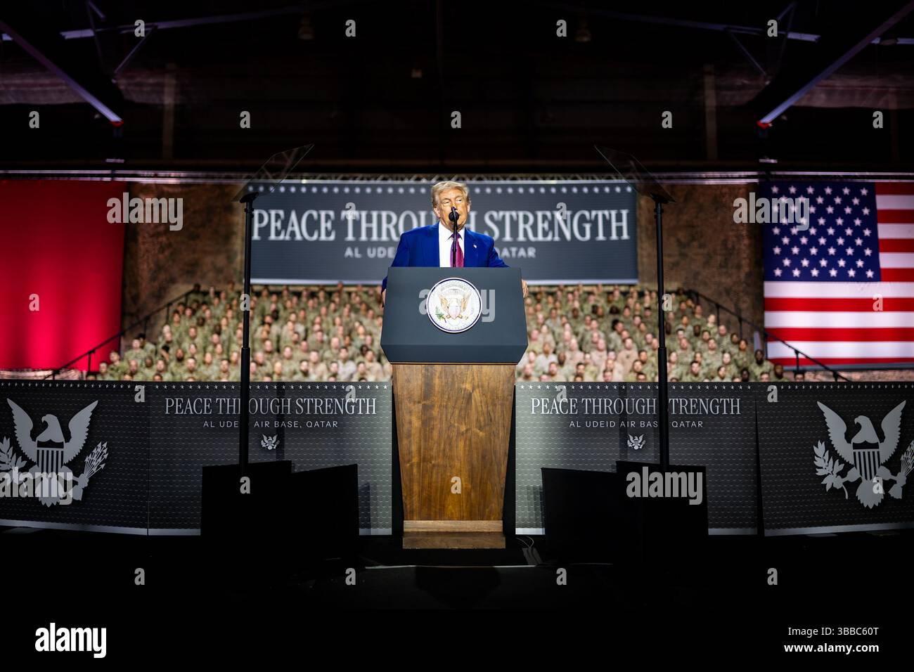 Doha, Qatar. 15 mai 2025. Le président AMÉRICAIN Donald Trump s’adresse aux troupes à la base aérienne d’Al-Udeid au Sud-Ouest de Doha au Qatar, jeudi 15 mai 2025. Photo de la Maison Blanche/ crédit : UPI/Alamy Live News Banque D'Images