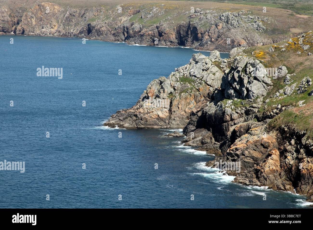 Côte rocheuse à la pointe de Castelmeur, Cléden-Cap-Sizun Bretagne, France. Banque D'Images