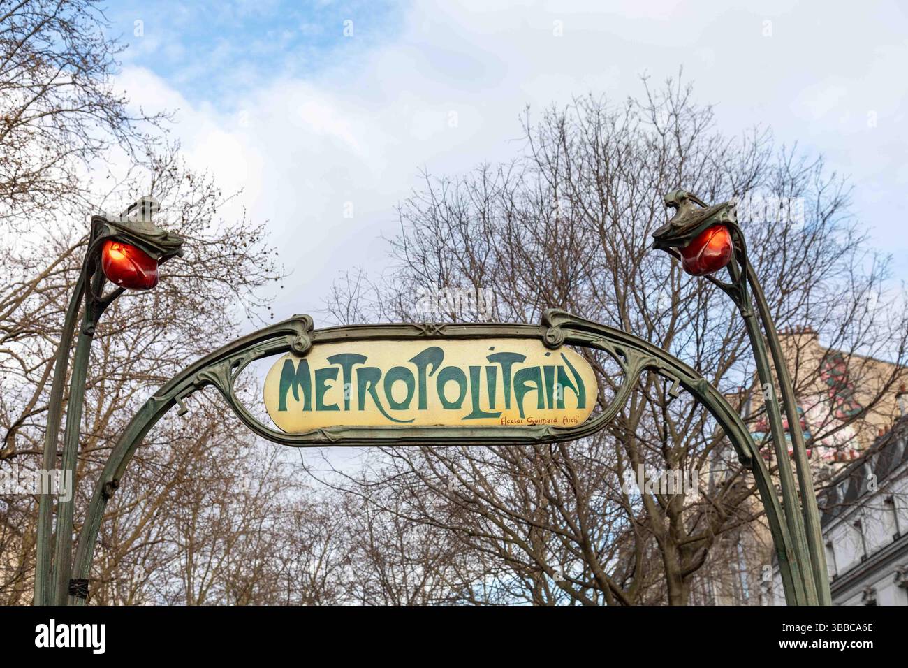 Panneau Art Nouveau Métropolitain par Hector Guimard au-dessus de l'entrée du métro Pigalle dans le quartier Montmartre de Paris, France Banque D'Images