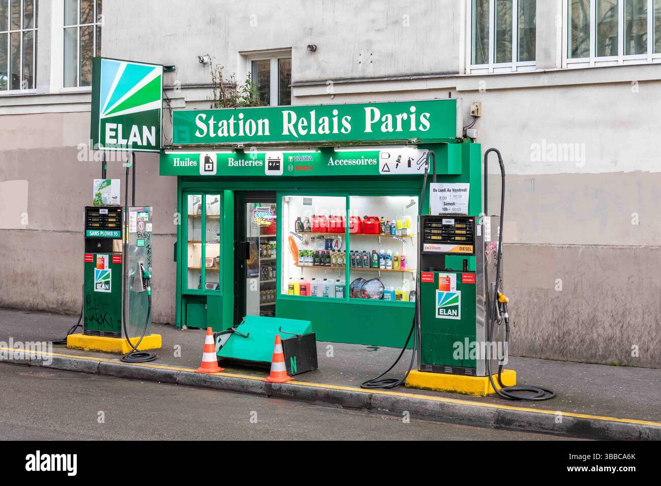 Elan Station Relais Paris pompes à carburant au 13 Boulevard de Clichy dans le quartier Montmartre à Paris, France Banque D'Images