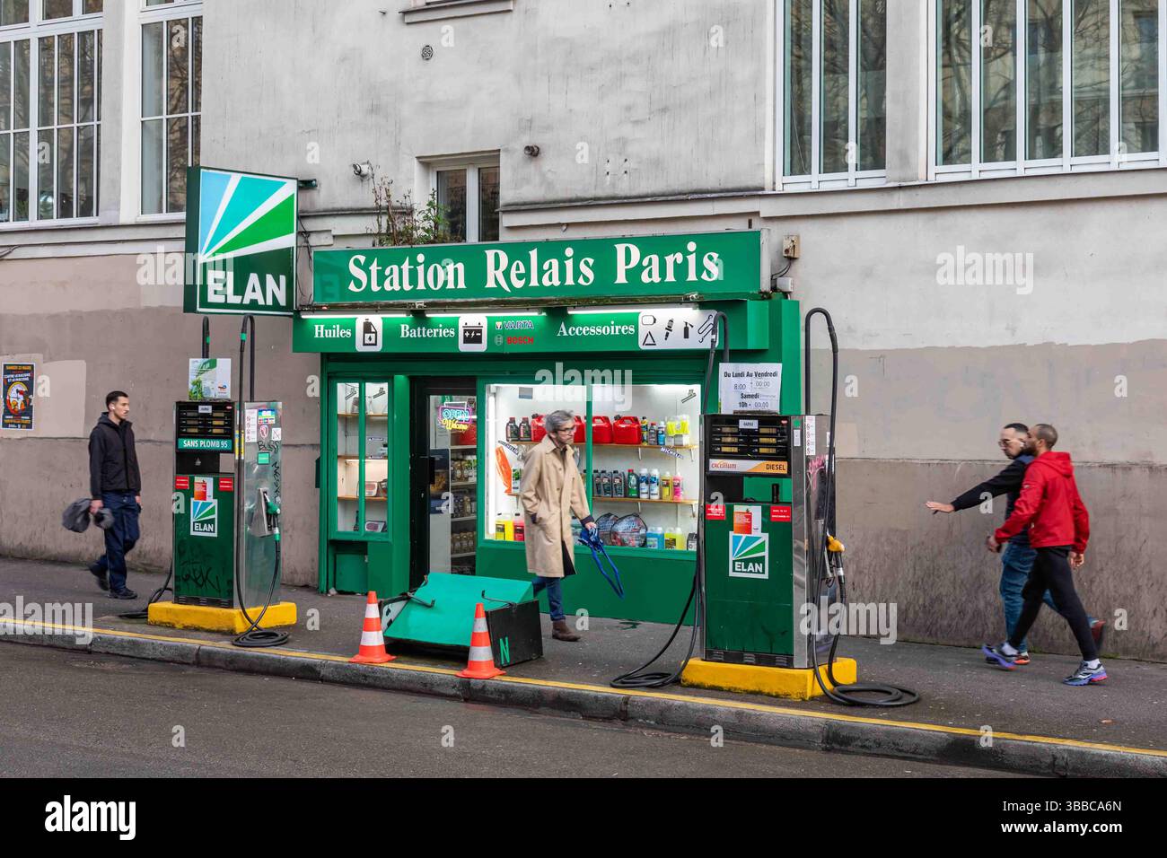 Les gens passant devant Elan Station Relais Paris station-service au 13 Boulevard de Clichy dans le quartier Montmartre de Paris, France Banque D'Images
