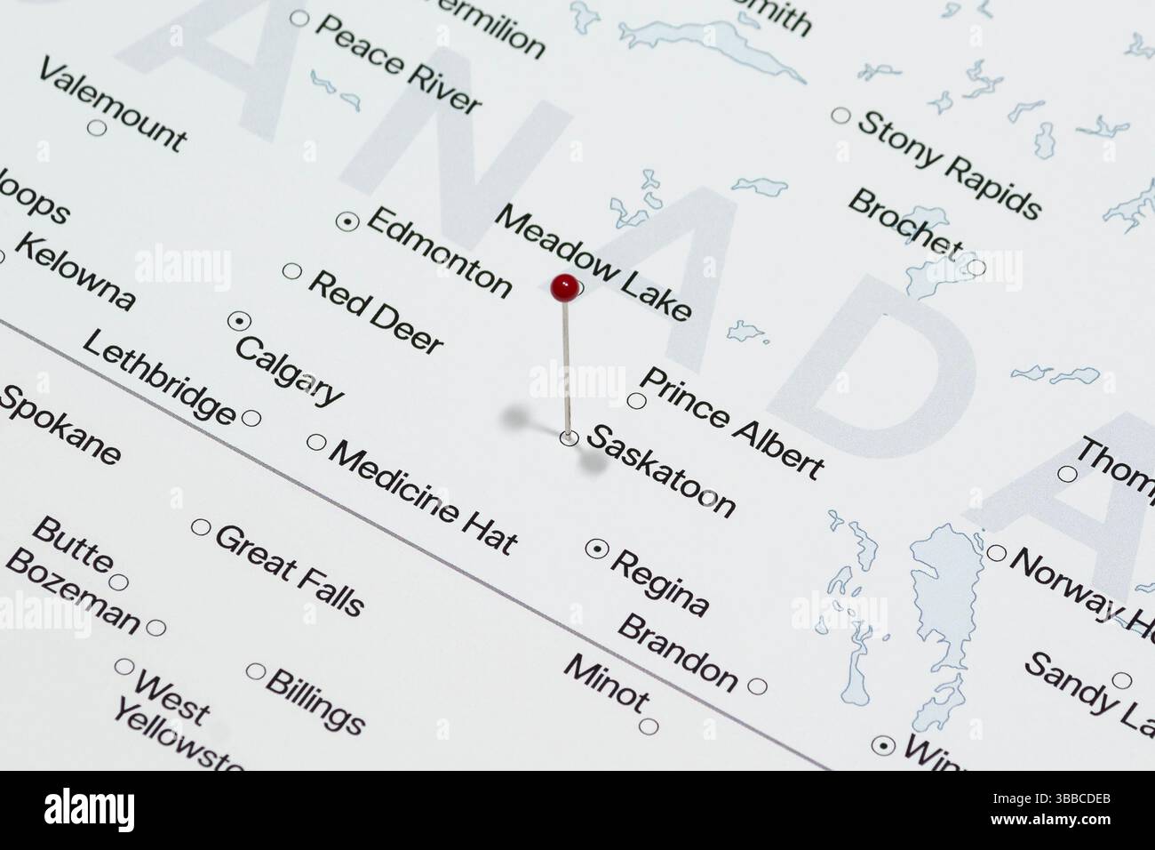 Photo macro d'une aiguille rouge dans la ville de saskatoon du Canada carte politique Banque D'Images