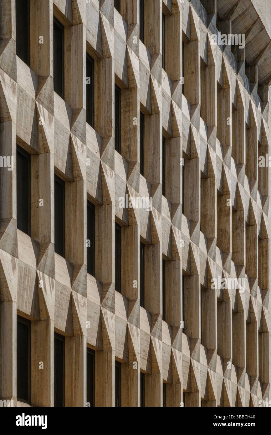 Façade architecturale moderniste avec motifs géométriques en béton et fenêtres. Design de bâtiment abstrait, architecture brutaliste, structure urbaine, Contem Banque D'Images