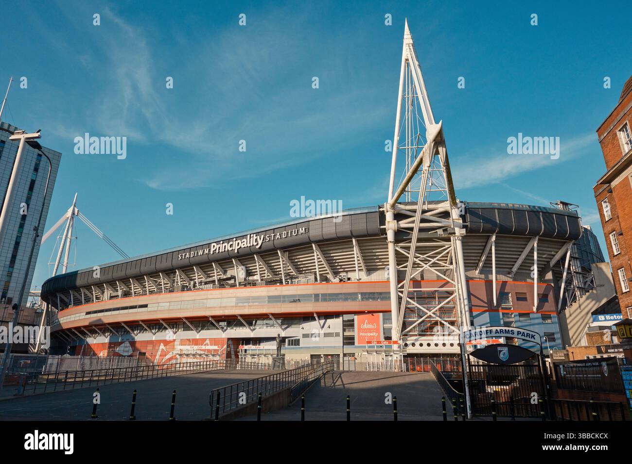 Principality Stadium à Cardiff, pays de Galles, photographié depuis le bord de la rivière par une journée ensoleillée. Lieu sportif emblématique connu pour le rugby, les concerts et les événements majeurs Banque D'Images