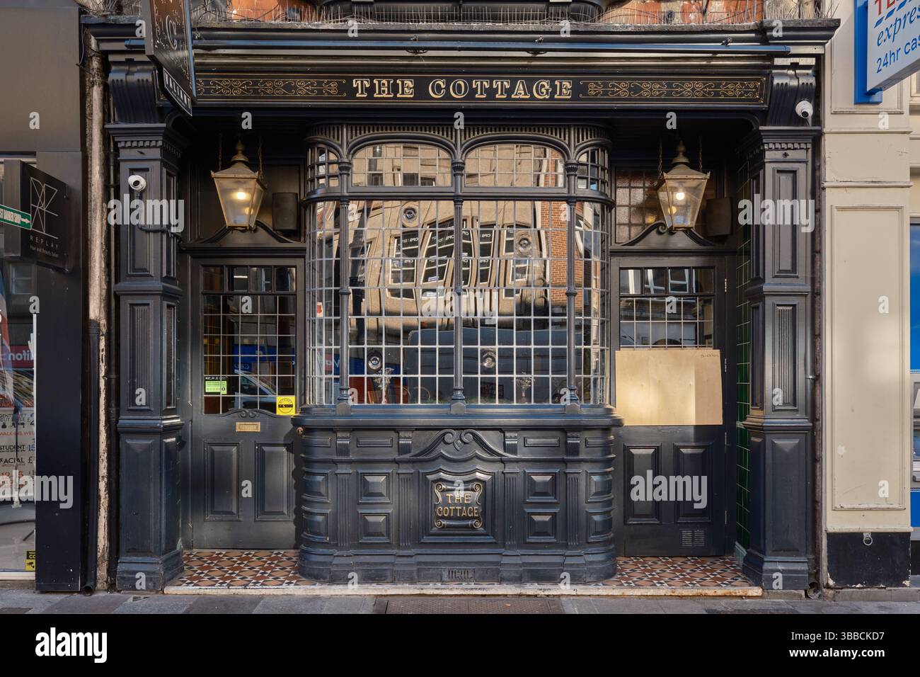 Cardiff, South Glamorgan, pays de Galles, Europe - 09 mai 2025 : The Cardiff Cottage. Un pub classique, construit vers 1750, est l'une des plus anciennes auberges de la capitale. Banque D'Images