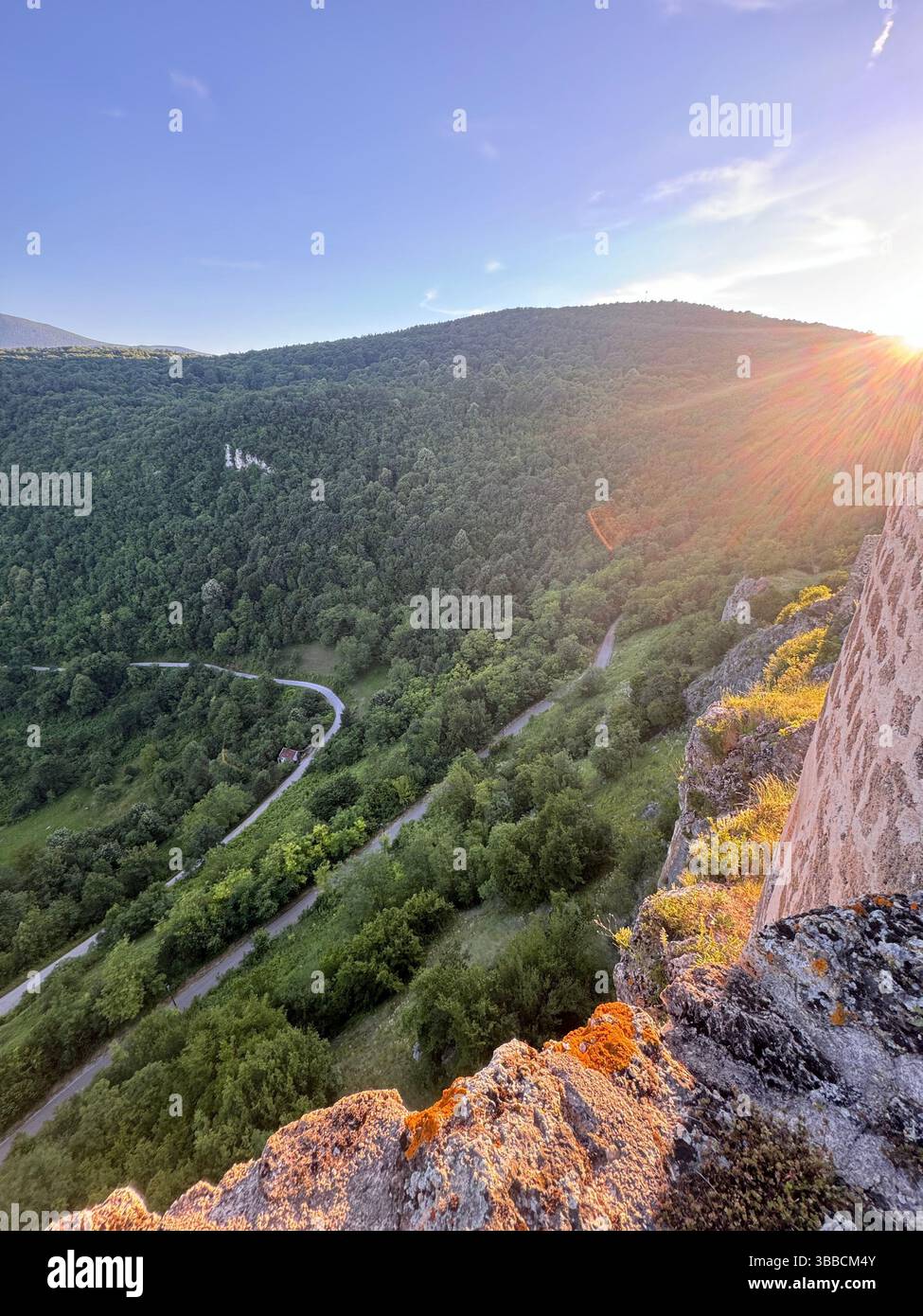 Paysage de montagne avec une vue panoramique sur une vallée boisée en Bosnie-Herzégovine. - Image de stock capturée avec un smartphone