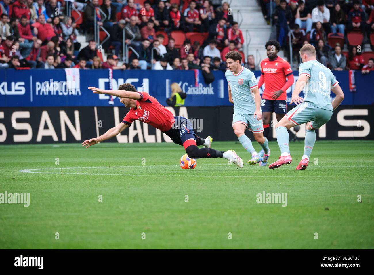 Pampelune, Navarre, Espagne - 15 mai 2025 : Lucas Torró d'Osasuna est entaché par Alexander Sørloth dans le match Osasuna vs Atlético de Madrid, qui fait partie des SPORTS LaLiga EA en Espagne, au stade El Sadar. Crédit : Rubén Gil/Alamy Live News. Banque D'Images