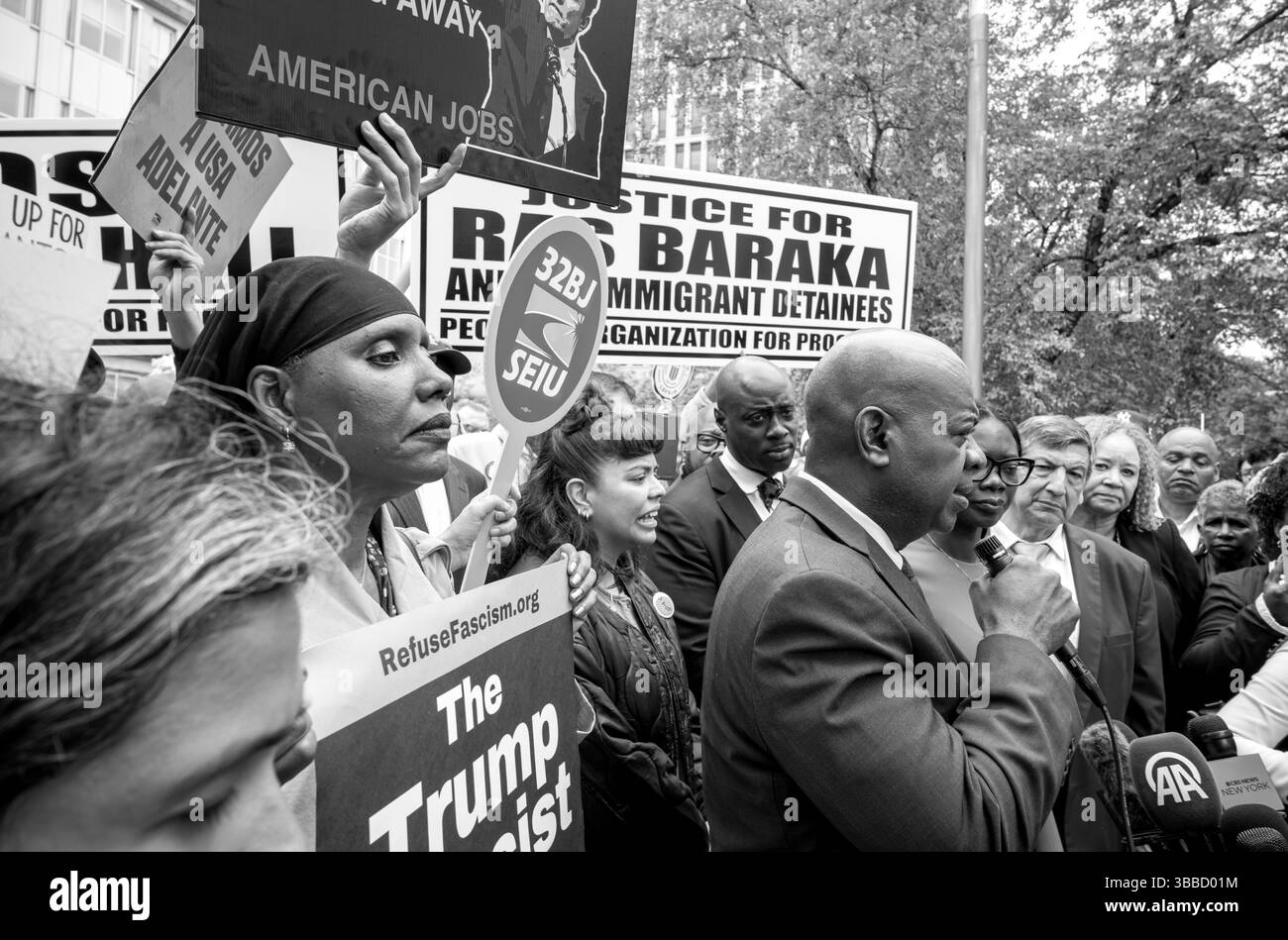 Newark, New Jersey, États-Unis. 15 mai 2025. Le maire de Newark, Ras J. Baraka, a qualifié les accusations d'« injustifiées » et a souligné que la question plus large en jeu est la lutte pour protéger les droits constitutionnels de tous lors d'une conférence de presse après son audition au Martin Luther King Jr. Palais de justice fédéral à Newark, New Jersey. Le bureau du procureur des États-Unis a confirmé qu'il procéderait au procès, avec une date provisoire prévue pour la mi-juillet. (Crédit image : © Brian Branch Price/ZUMA Press Wire) USAGE ÉDITORIAL SEULEMENT ! Non destiné à UN USAGE commercial ! Banque D'Images