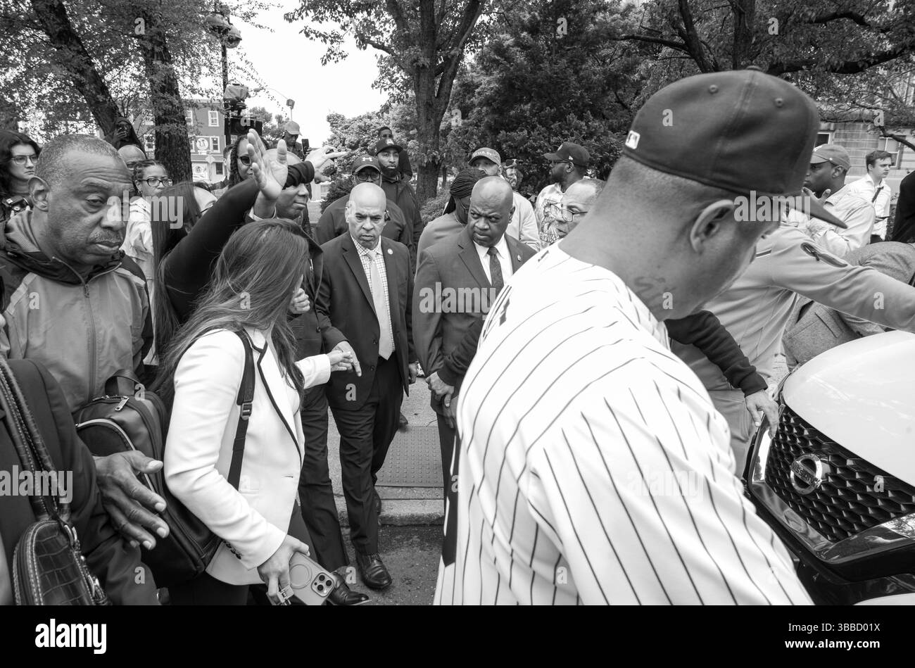 Newark, New Jersey, États-Unis. 15 mai 2025. Le maire de Newark, RAS J. BARAKA, Left et sa femme LINDA JUMAH sont submergés par la presse après avoir quitté son audience au Martin Luther King Jr. Palais de justice fédéral à Newark, New Jersey. Le bureau du procureur des États-Unis a confirmé qu'il procéderait au procès, avec une date provisoire prévue pour la mi-juillet. (Crédit image : © Brian Branch Price/ZUMA Press Wire) USAGE ÉDITORIAL SEULEMENT ! Non destiné à UN USAGE commercial ! Banque D'Images
