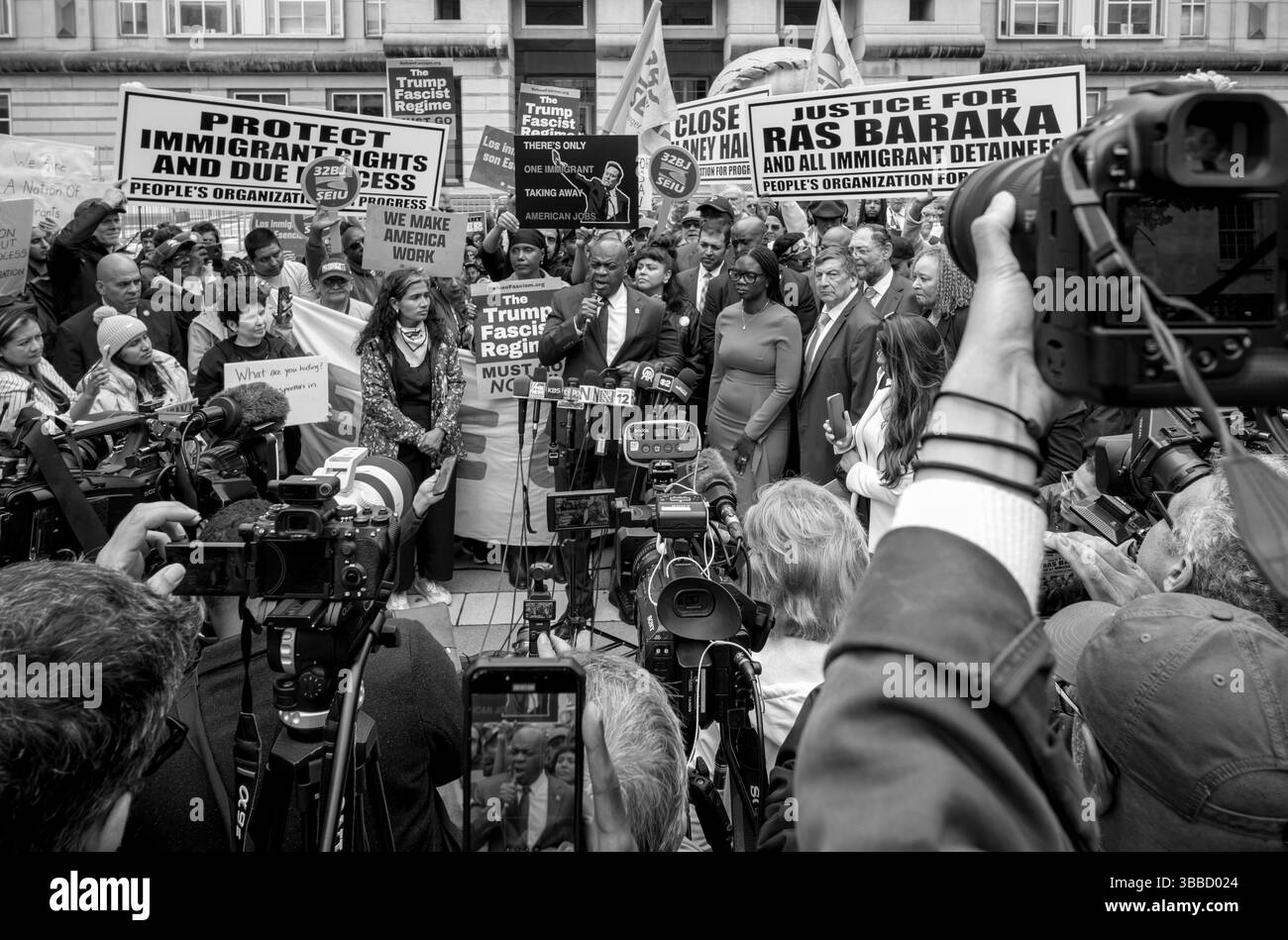 Newark, New Jersey, États-Unis. 15 mai 2025. Le maire de Newark, Ras J. Baraka, a qualifié les accusations d'« injustifiées » et a souligné que la question plus large en jeu est la lutte pour protéger les droits constitutionnels de tous lors d'une conférence de presse après son audition au Martin Luther King Jr. Palais de justice fédéral à Newark, New Jersey. Le bureau du procureur des États-Unis a confirmé qu'il procéderait au procès, avec une date provisoire prévue pour la mi-juillet. (Crédit image : © Brian Branch Price/ZUMA Press Wire) USAGE ÉDITORIAL SEULEMENT ! Non destiné à UN USAGE commercial ! Banque D'Images