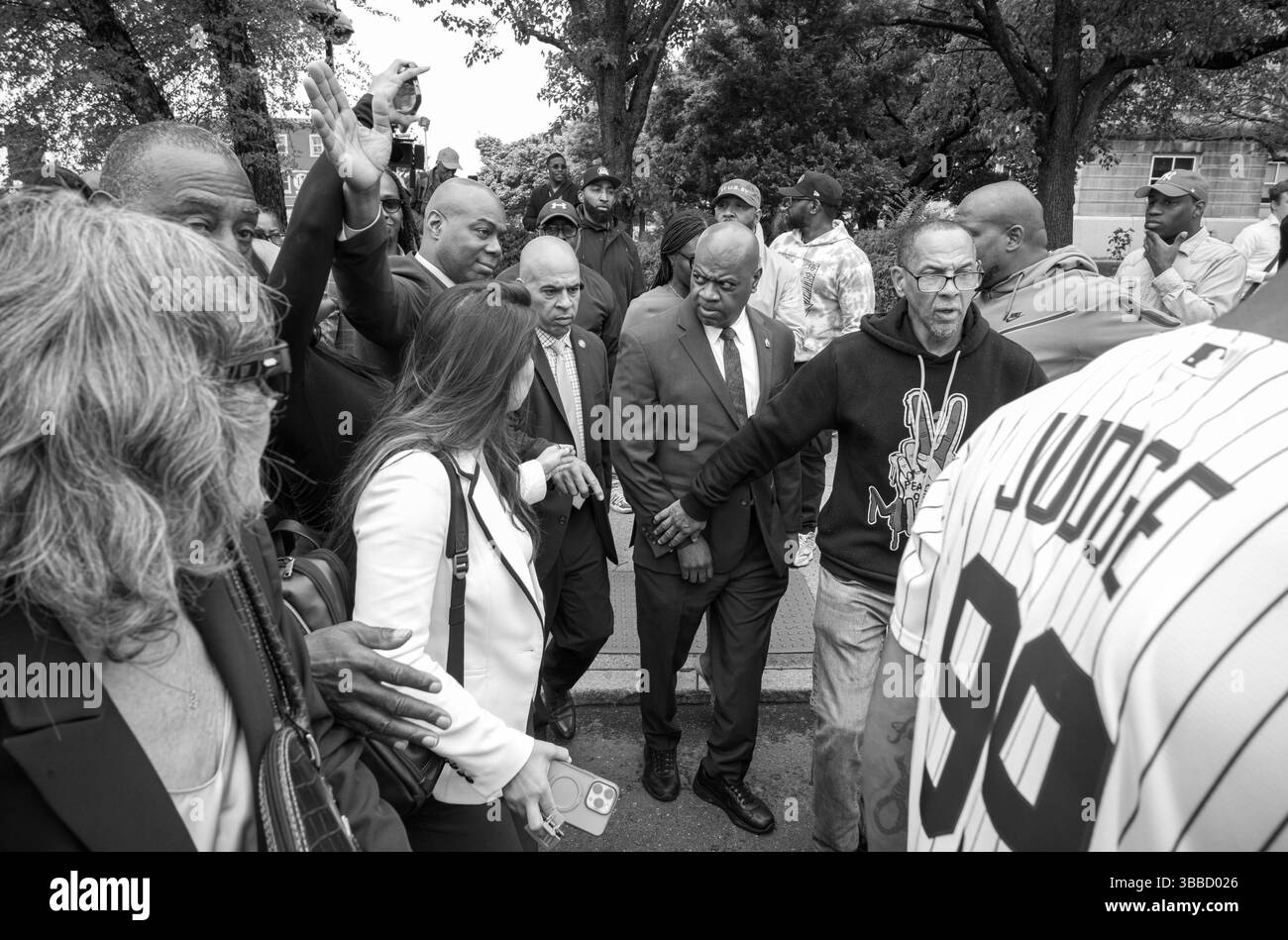 Newark, New Jersey, États-Unis. 15 mai 2025. Le maire de Newark, RAS J. BARAKA, Left et sa femme LINDA JUMAH sont submergés par la presse après avoir quitté son audience au Martin Luther King Jr. Palais de justice fédéral à Newark, New Jersey. Le bureau du procureur des États-Unis a confirmé qu'il procéderait au procès, avec une date provisoire prévue pour la mi-juillet. (Crédit image : © Brian Branch Price/ZUMA Press Wire) USAGE ÉDITORIAL SEULEMENT ! Non destiné à UN USAGE commercial ! Banque D'Images