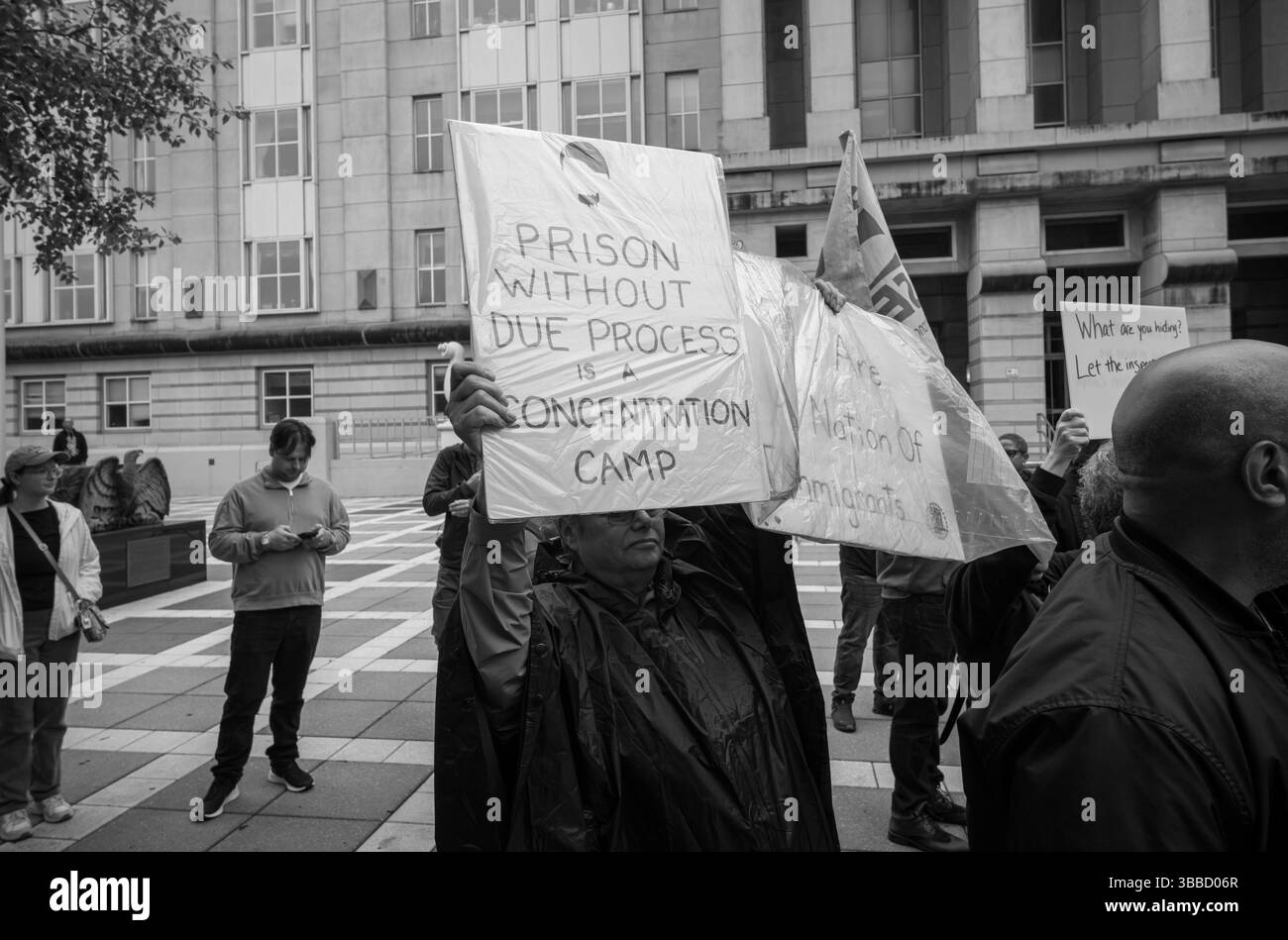 Newark, New Jersey, États-Unis. 15 mai 2025. Des militants et des manifestants apparaissent lors de la manifestation et de l'audience du maire de Newark, NJ, Ras J. Baraks, au Martin Luther King Jr. Palais de justice fédéral à Newark, New Jersey. Le bureau du procureur des États-Unis a confirmé qu'il procéderait au procès, avec une date provisoire prévue pour la mi-juillet. (Crédit image : © Brian Branch Price/ZUMA Press Wire) USAGE ÉDITORIAL SEULEMENT ! Non destiné à UN USAGE commercial ! Banque D'Images