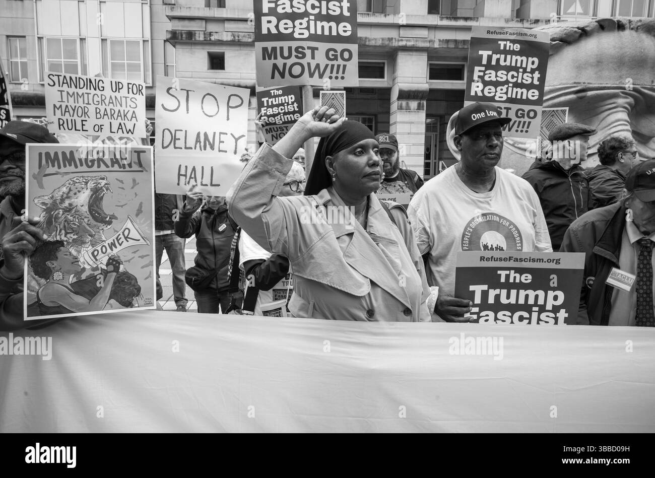 Newark, New Jersey, États-Unis. 15 mai 2025. Des militants et des manifestants apparaissent lors de la manifestation et de l'audience du maire de Newark, NJ, Ras J. Baraks, au Martin Luther King Jr. Palais de justice fédéral à Newark, New Jersey. Le bureau du procureur des États-Unis a confirmé qu'il procéderait au procès, avec une date provisoire prévue pour la mi-juillet. (Crédit image : © Brian Branch Price/ZUMA Press Wire) USAGE ÉDITORIAL SEULEMENT ! Non destiné à UN USAGE commercial ! Banque D'Images