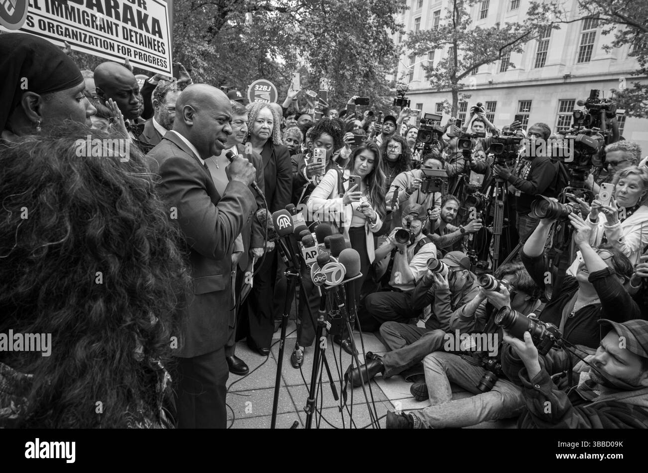 Newark, New Jersey, États-Unis. 15 mai 2025. Le maire de Newark, Ras J. Baraka, a qualifié les accusations d'« injustifiées » et a souligné que la question plus large en jeu est la lutte pour protéger les droits constitutionnels de tous lors d'une conférence de presse après son audition au Martin Luther King Jr. Palais de justice fédéral à Newark, New Jersey. Le bureau du procureur des États-Unis a confirmé qu'il procéderait au procès, avec une date provisoire prévue pour la mi-juillet. (Crédit image : © Brian Branch Price/ZUMA Press Wire) USAGE ÉDITORIAL SEULEMENT ! Non destiné à UN USAGE commercial ! Banque D'Images