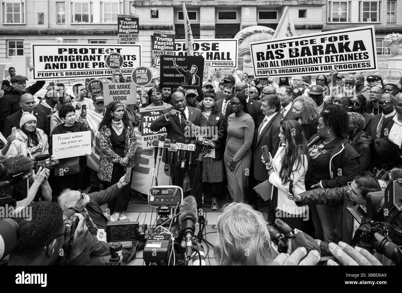 Newark, New Jersey, États-Unis. 15 mai 2025. Le maire de Newark, Ras J. Baraka, a qualifié les accusations d'« injustifiées » et a souligné que la question plus large en jeu est la lutte pour protéger les droits constitutionnels de tous lors d'une conférence de presse après son audition au Martin Luther King Jr. Palais de justice fédéral à Newark, New Jersey. Le bureau du procureur des États-Unis a confirmé qu'il procéderait au procès, avec une date provisoire prévue pour la mi-juillet. (Crédit image : © Brian Branch Price/ZUMA Press Wire) USAGE ÉDITORIAL SEULEMENT ! Non destiné à UN USAGE commercial ! Banque D'Images