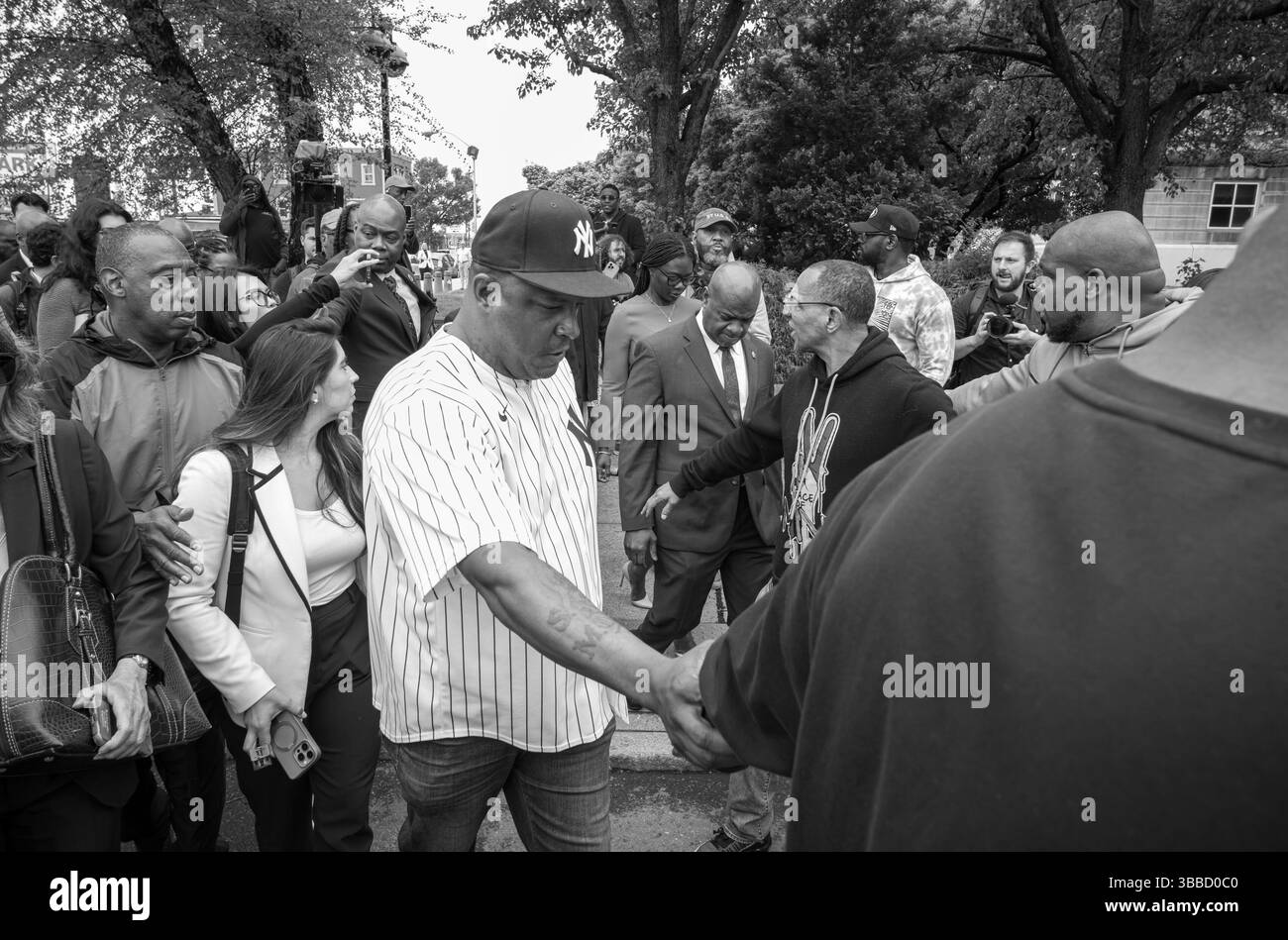 Newark, New Jersey, États-Unis. 15 mai 2025. Le maire de Newark, RAS J. BARAKA, Left et sa femme LINDA JUMAH sont submergés par la presse après avoir quitté son audience au Martin Luther King Jr. Palais de justice fédéral à Newark, New Jersey. Le bureau du procureur des États-Unis a confirmé qu'il procéderait au procès, avec une date provisoire prévue pour la mi-juillet. (Crédit image : © Brian Branch Price/ZUMA Press Wire) USAGE ÉDITORIAL SEULEMENT ! Non destiné à UN USAGE commercial ! Banque D'Images