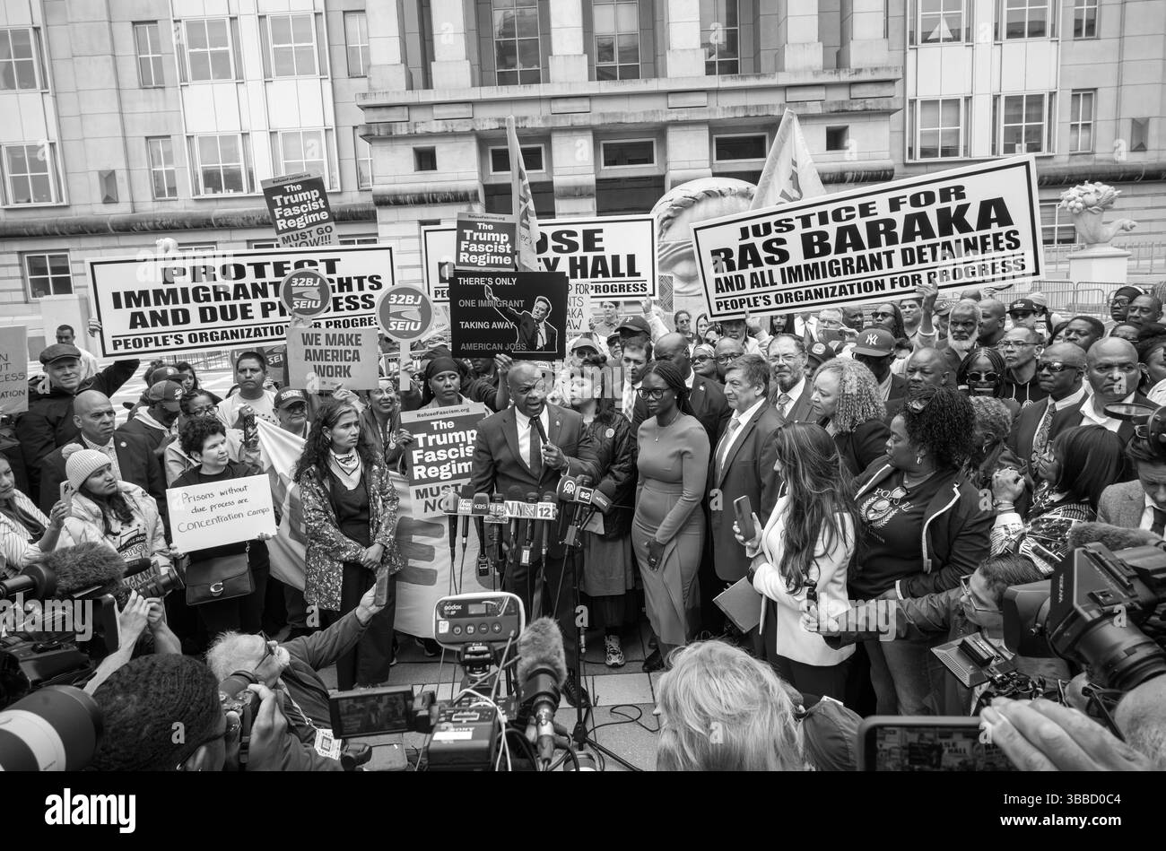 Newark, New Jersey, États-Unis. 15 mai 2025. Le maire de Newark, Ras J. Baraka, a qualifié les accusations d'« injustifiées » et a souligné que la question plus large en jeu est la lutte pour protéger les droits constitutionnels de tous lors d'une conférence de presse après son audition au Martin Luther King Jr. Palais de justice fédéral à Newark, New Jersey. Le bureau du procureur des États-Unis a confirmé qu'il procéderait au procès, avec une date provisoire prévue pour la mi-juillet. (Crédit image : © Brian Branch Price/ZUMA Press Wire) USAGE ÉDITORIAL SEULEMENT ! Non destiné à UN USAGE commercial ! Banque D'Images