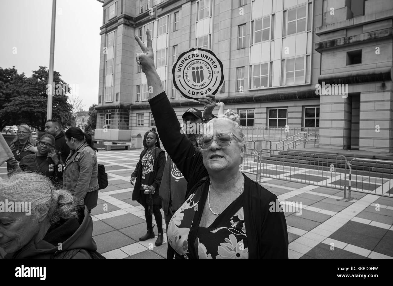 Newark, New Jersey, États-Unis. 15 mai 2025. Le militant PATRICE SWARBRICK et travailleur social apparaît à la manifestation et à l'audience du maire de Newark, NJ, Ras J. Baraks, au Martin Luther King Jr. Palais de justice fédéral à Newark, New Jersey. Le bureau du procureur des États-Unis a confirmé qu'il procéderait au procès, avec une date provisoire prévue pour la mi-juillet. (Crédit image : © Brian Branch Price/ZUMA Press Wire) USAGE ÉDITORIAL SEULEMENT ! Non destiné à UN USAGE commercial ! Banque D'Images