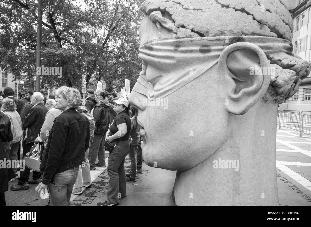 Newark, New Jersey, États-Unis. 15 mai 2025. Des militants et des manifestants apparaissent lors de la manifestation et de l'audience du maire de Newark, NJ, Ras J. Baraks, au Martin Luther King Jr. Palais de justice fédéral à Newark, New Jersey. Le bureau du procureur des États-Unis a confirmé qu'il procéderait au procès, avec une date provisoire prévue pour la mi-juillet. (Crédit image : © Brian Branch Price/ZUMA Press Wire) USAGE ÉDITORIAL SEULEMENT ! Non destiné à UN USAGE commercial ! Banque D'Images
