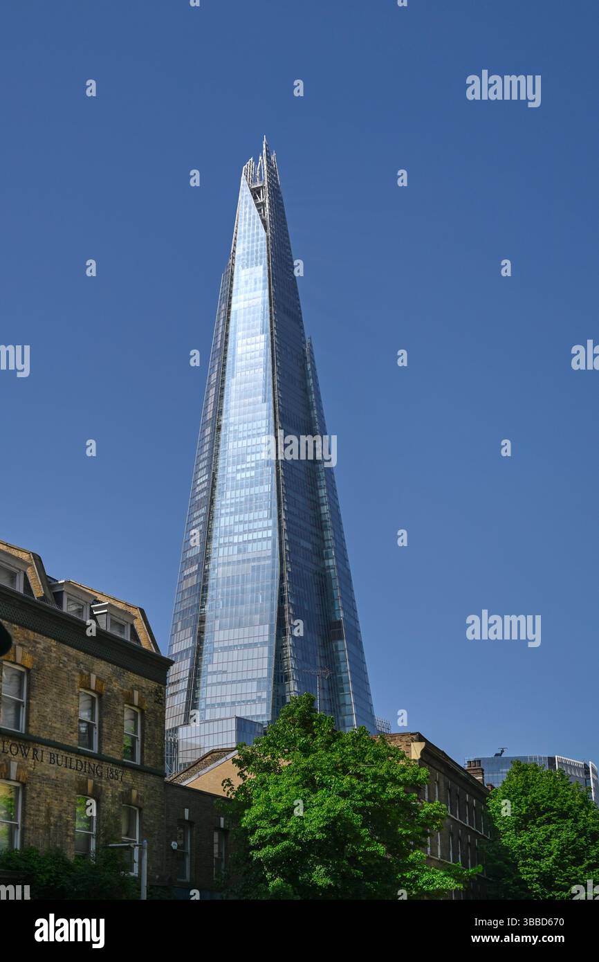 LONDRES, Royaume-Uni - 30 AVRIL 2025 : le bâtiment Shard au-dessus des bâtiments victoriens Banque D'Images