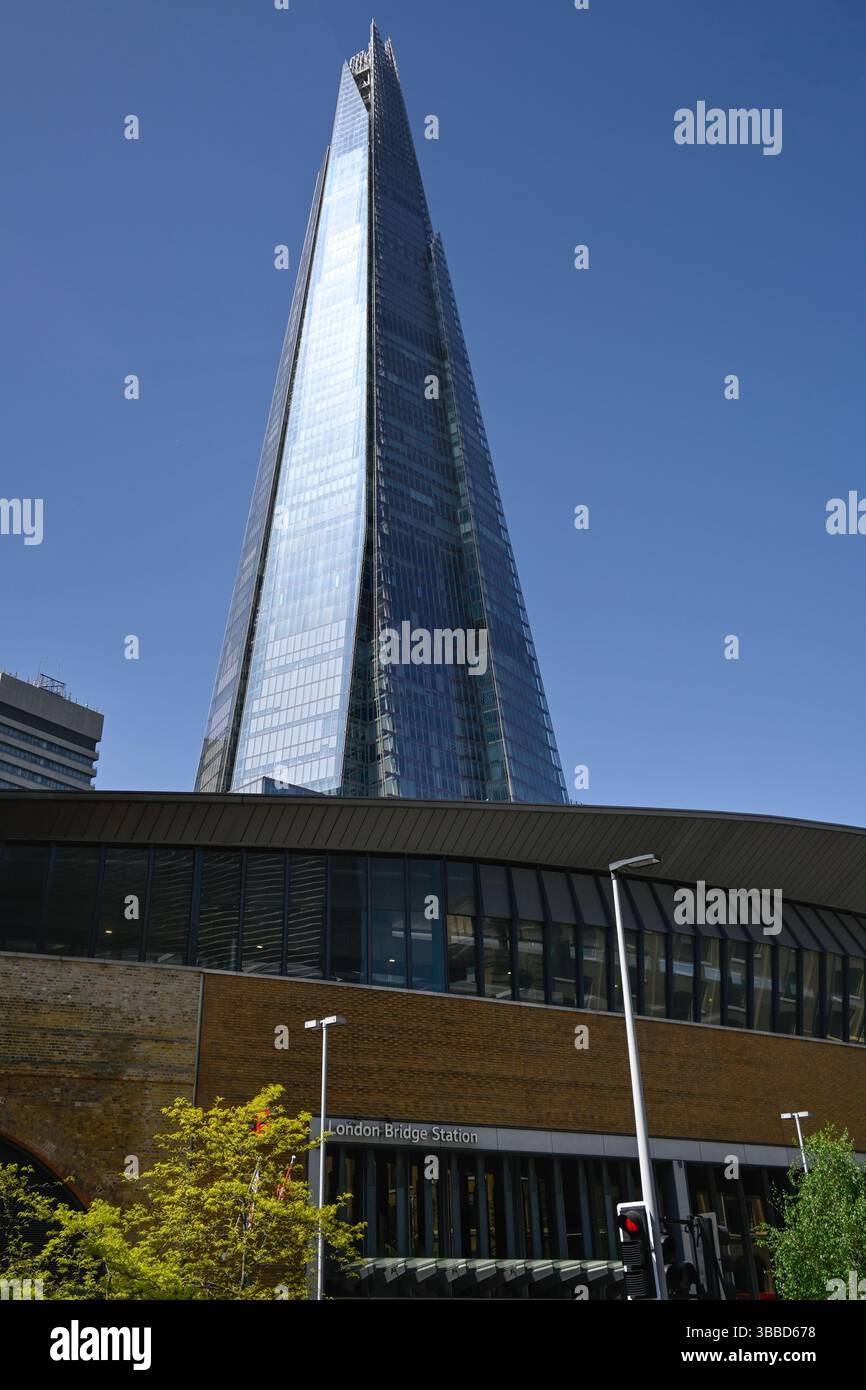 LONDRES, Royaume-Uni - 30 AVRIL 2025 : le bâtiment Shard au-dessus de la gare de London Bridge avec panneau Banque D'Images