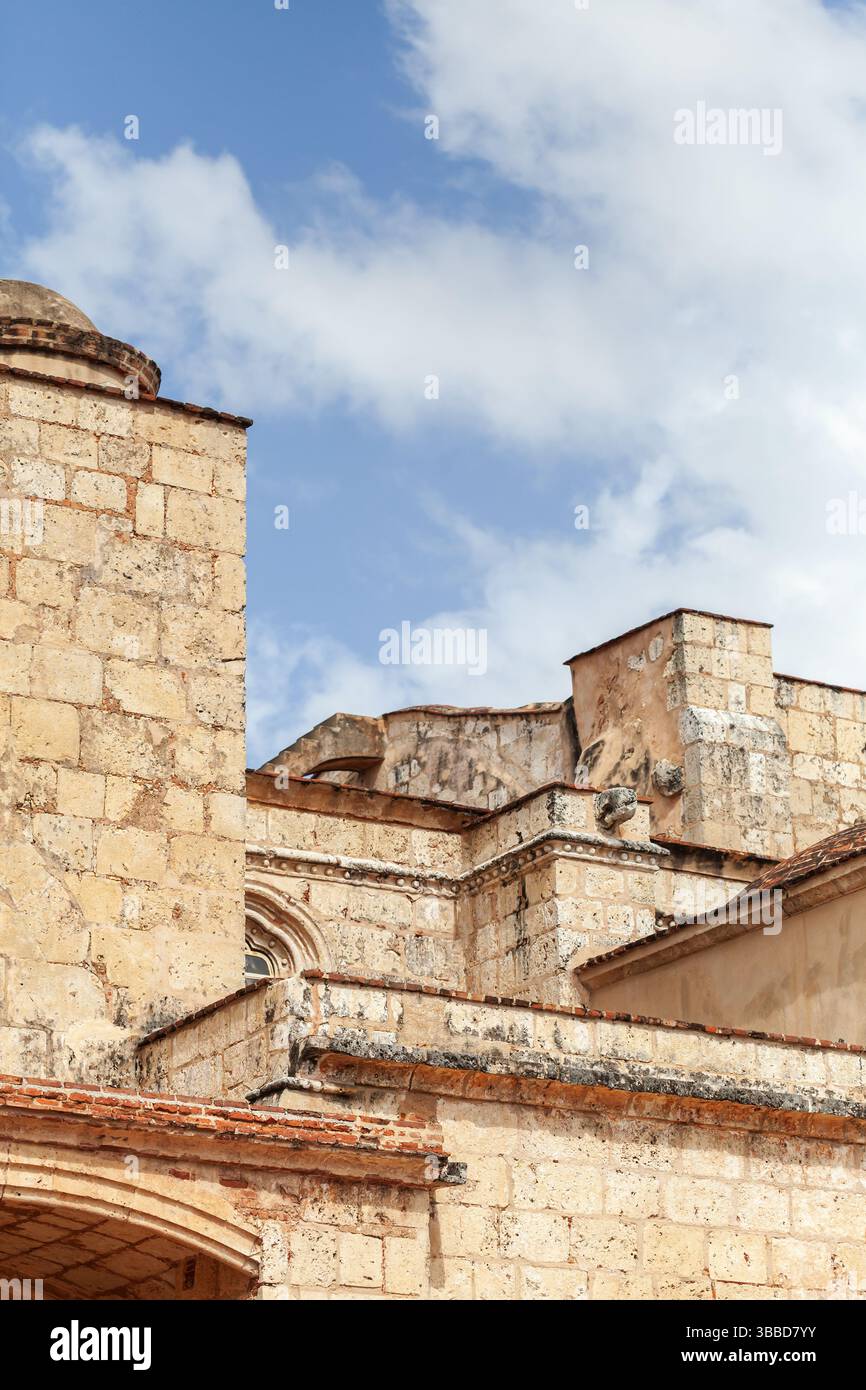 Ciudad Colonial de Saint-Domingue, République dominicaine. Les détails de l'architecture coloniale sont sous le ciel bleu par une journée ensoleillée. Architecture rustique et historique w Banque D'Images