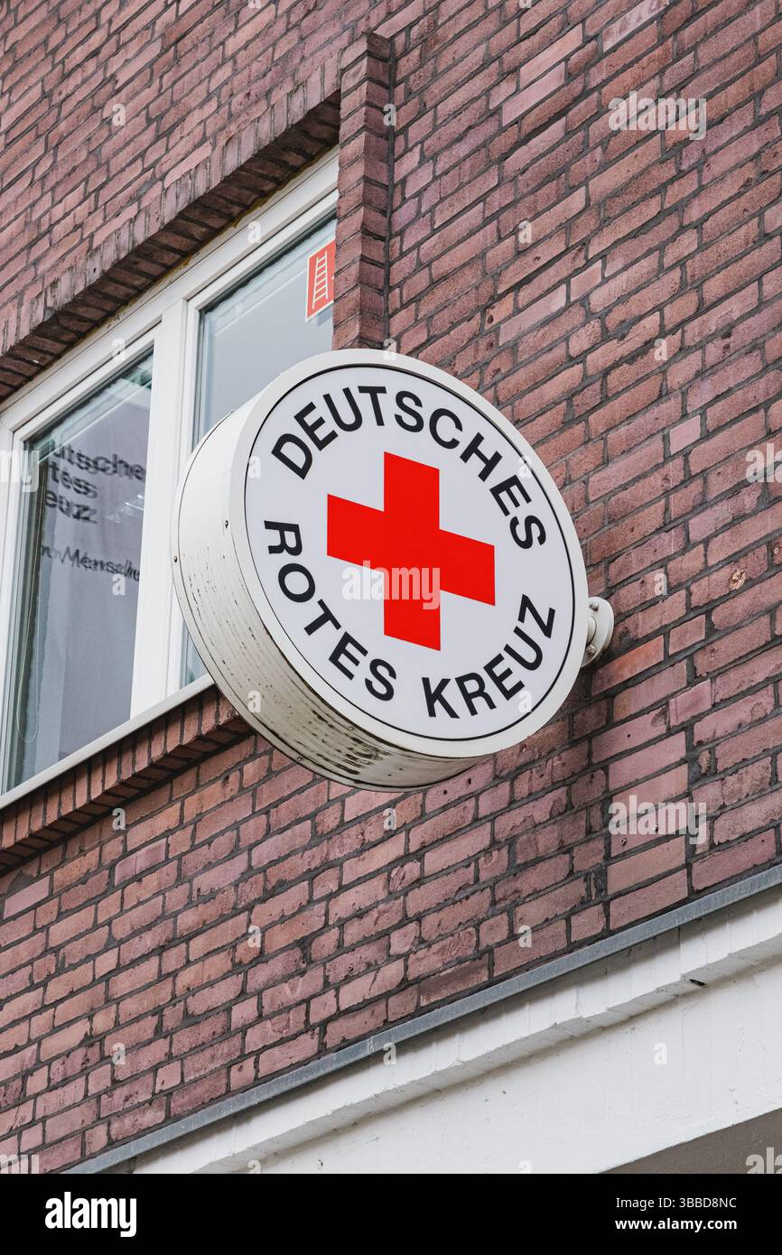 Signe rond de la Croix-Rouge allemande sur un côté d'un bâtiment Banque D'Images